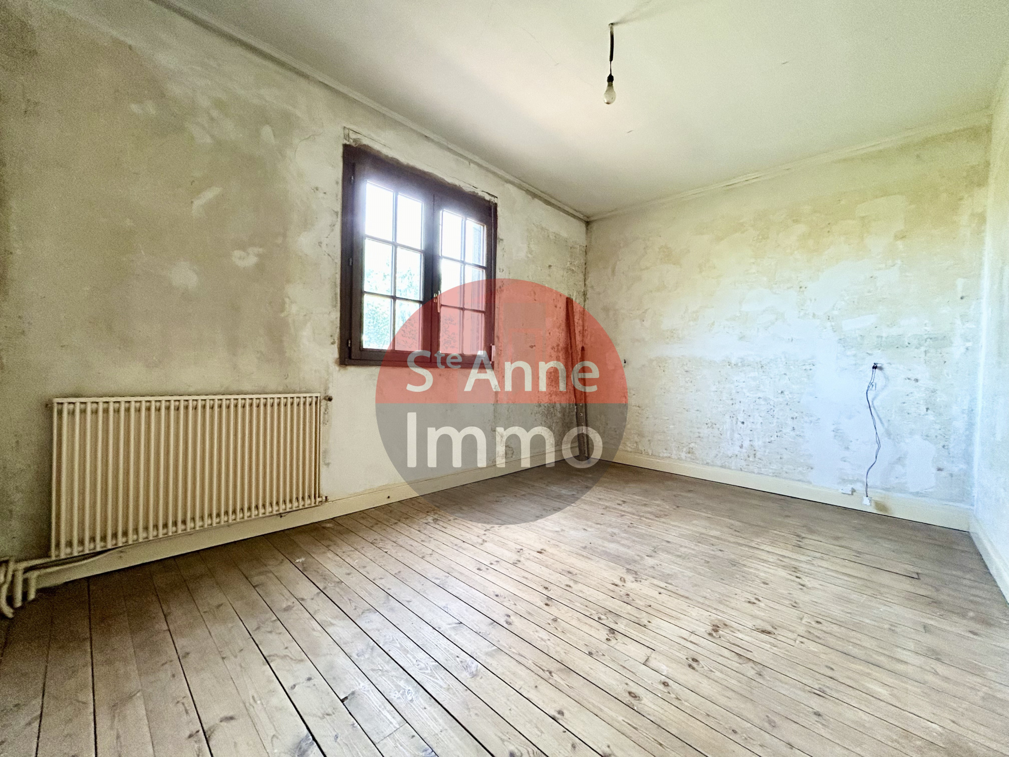 Immo80 – L'immobilier à Amiens et dans la Somme-NESLE – 120m2 – MAISON SEMI-MITOYENNE – 3 CHAMBRES – 1 BUREAU – SOUS SOL COMPLET  – GARAGE – COUR – JARDIN – T