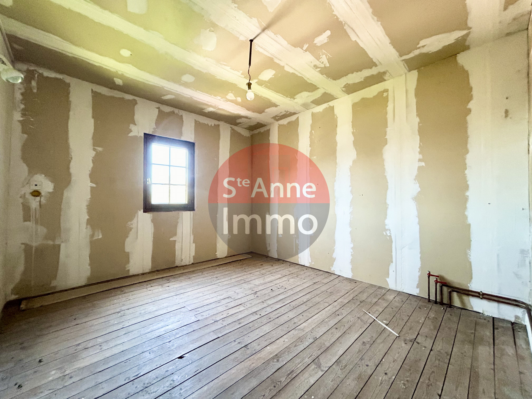 Immo80 – L'immobilier à Amiens et dans la Somme-NESLE – 120m2 – MAISON SEMI-MITOYENNE – 3 CHAMBRES – 1 BUREAU – SOUS SOL COMPLET  – GARAGE – COUR – JARDIN – T