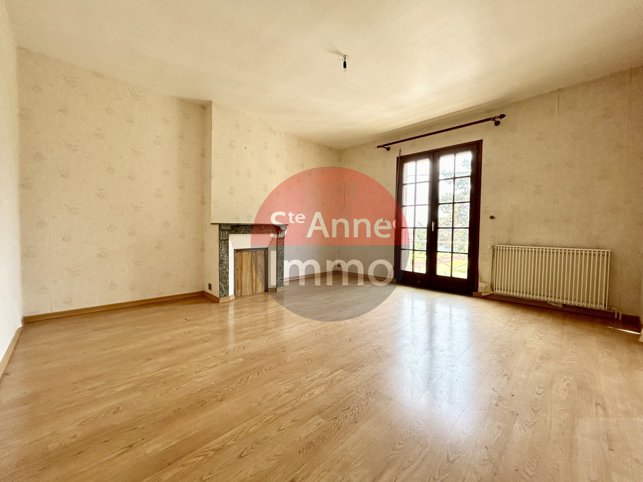 Immo80 – L'immobilier à Amiens et dans la Somme-NESLE – 120m2 – MAISON SEMI-MITOYENNE – 3 CHAMBRES – 1 BUREAU – SOUS SOL COMPLET  – GARAGE – COUR – JARDIN – T