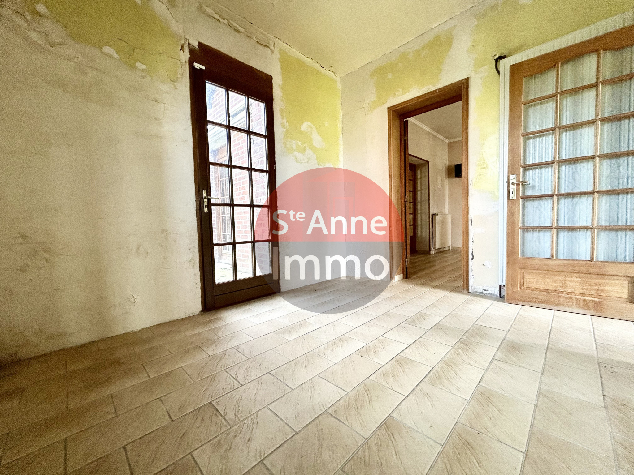 Immo80 – L'immobilier à Amiens et dans la Somme-NESLE – 120m2 – MAISON SEMI-MITOYENNE – 3 CHAMBRES – 1 BUREAU – SOUS SOL COMPLET  – GARAGE – COUR – JARDIN – T