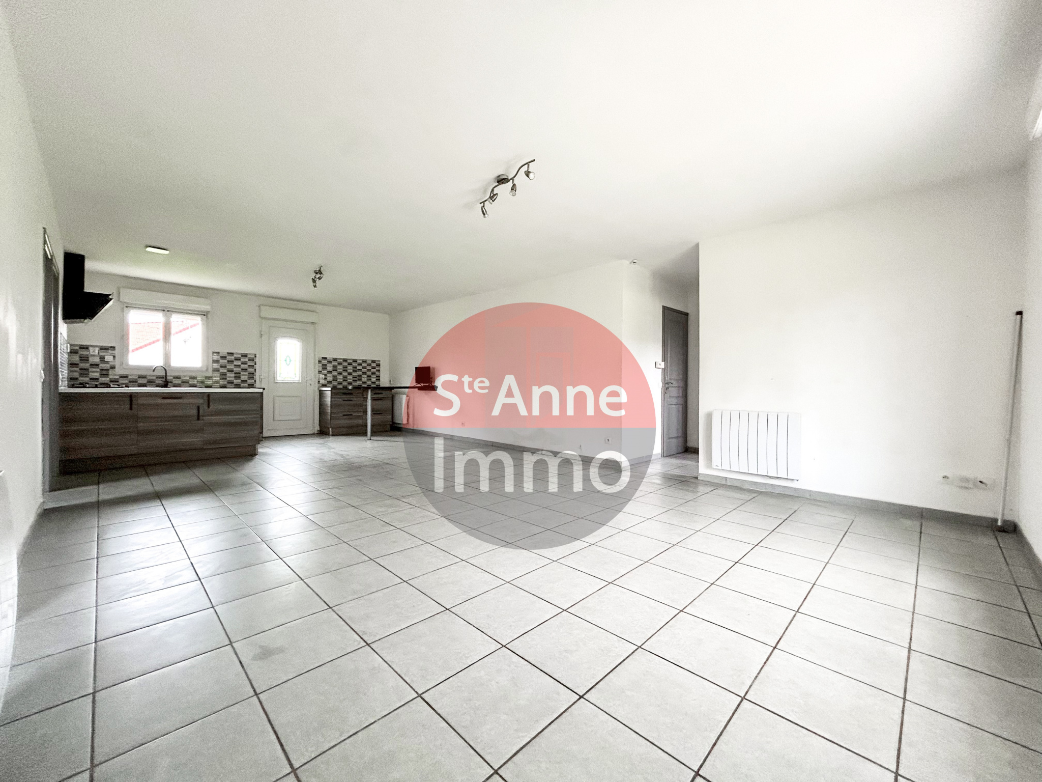 Immo80 – L'immobilier à Amiens et dans la Somme-SAILLY-SAILLISEL – 90m2 – MAISON INDIVIDUELLE DE PLAIN PIED – 3 CHAMBRES – GARAGE – JARDIN – COUR