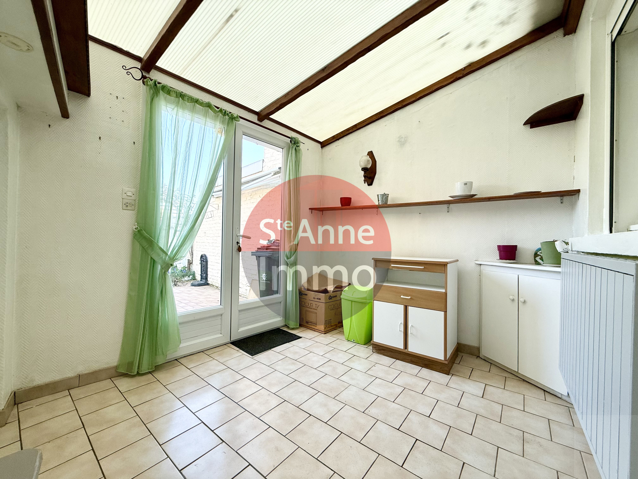 Immo80 – L'immobilier à Amiens et dans la Somme-ROYE – MAISON MITOYENNE – AUTONOMIE DE PLAIN PIED – 3 CHAMBRES – CAVE – TERRASSE – JARDIN – TRAVAUX