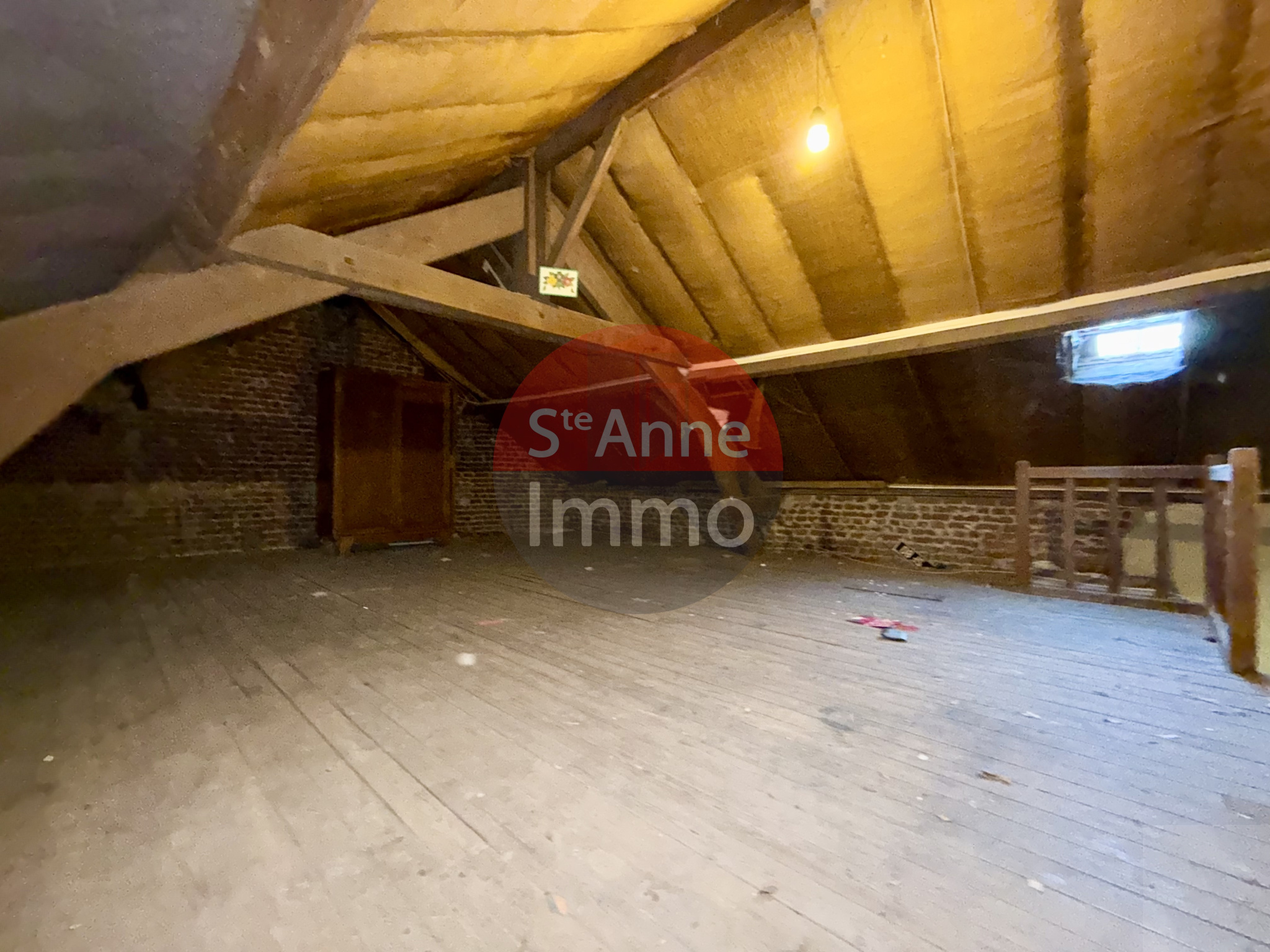 Immo80 – L'immobilier à Amiens et dans la Somme-ROYE – MAISON MITOYENNE – AUTONOMIE DE PLAIN PIED – 3 CHAMBRES – CAVE – TERRASSE – JARDIN – TRAVAUX