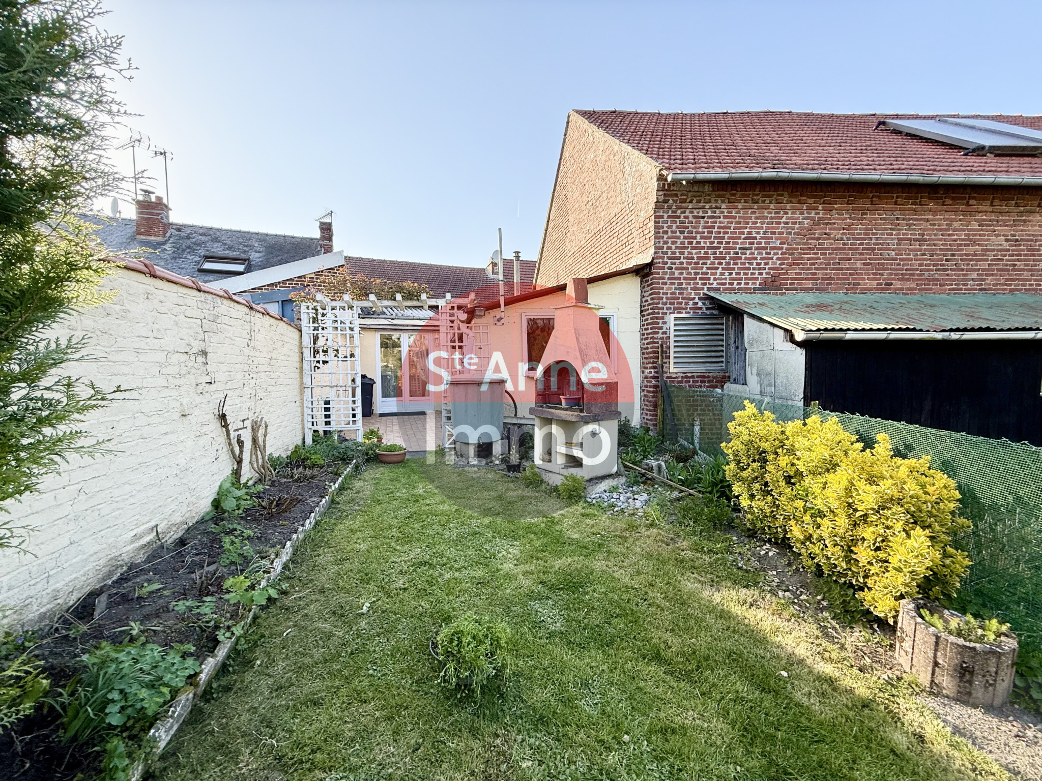 Immo80 – L'immobilier à Amiens et dans la Somme-ROYE – MAISON MITOYENNE – AUTONOMIE DE PLAIN PIED – 3 CHAMBRES – CAVE – TERRASSE – JARDIN – TRAVAUX