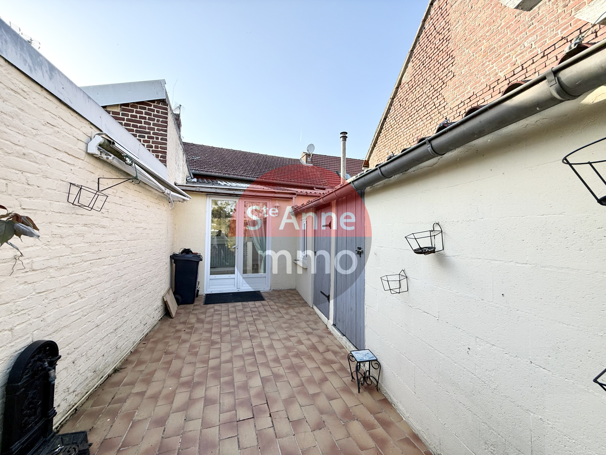 Immo80 – L'immobilier à Amiens et dans la Somme-ROYE – MAISON MITOYENNE – AUTONOMIE DE PLAIN PIED – 3 CHAMBRES – CAVE – TERRASSE – JARDIN – TRAVAUX