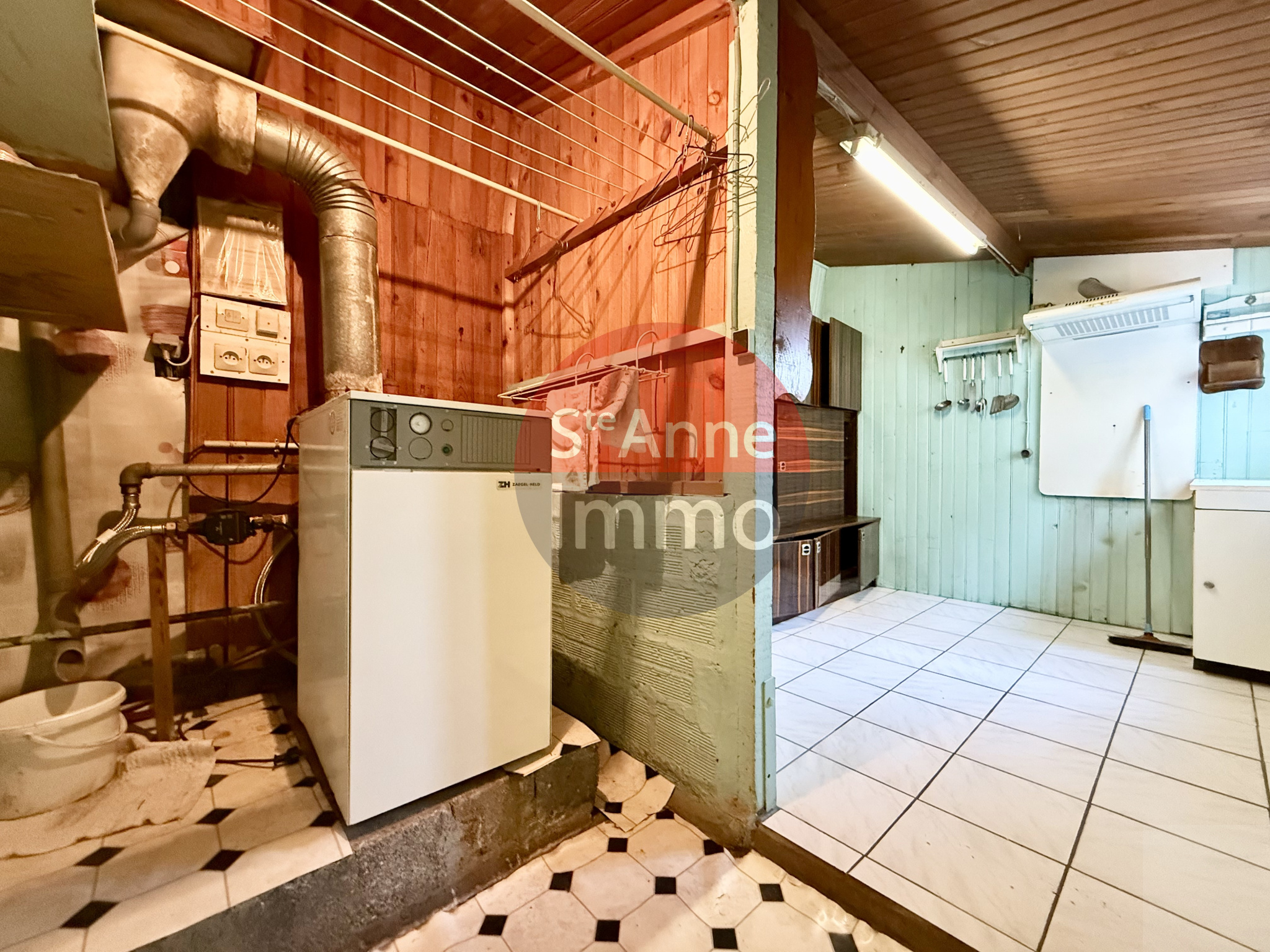 Immo80 – L'immobilier à Amiens et dans la Somme-ROYE – MAISON MITOYENNE – AUTONOMIE DE PLAIN PIED – 3 CHAMBRES – CAVE – TERRASSE – JARDIN – TRAVAUX