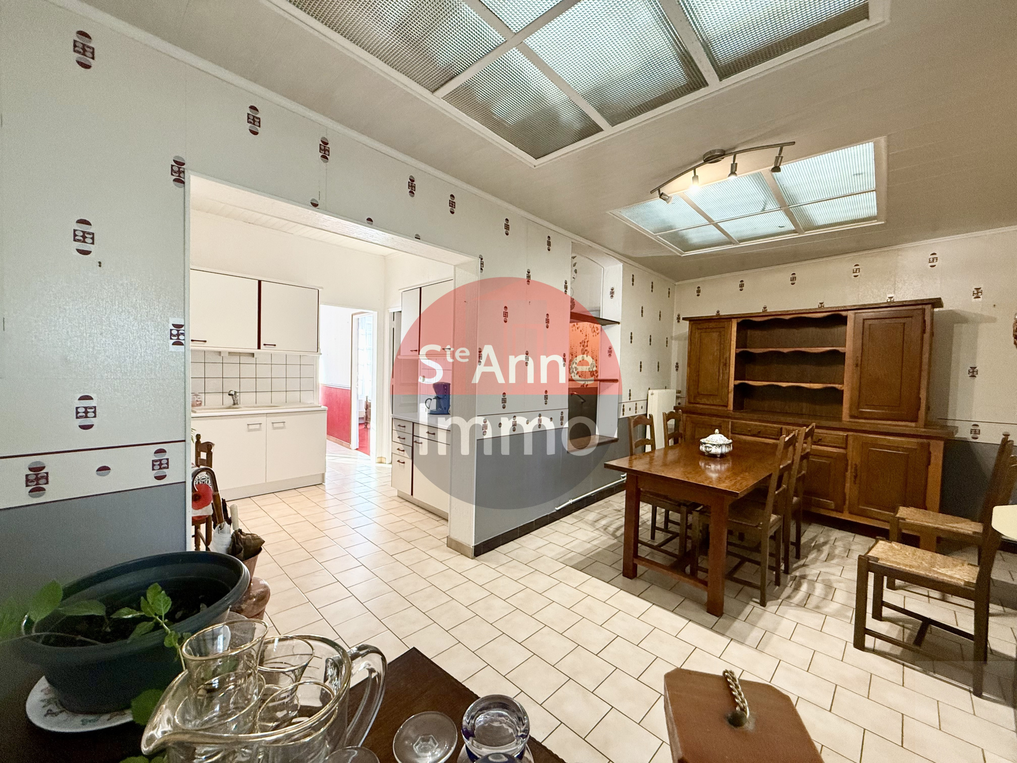 Immo80 – L'immobilier à Amiens et dans la Somme-ROYE – MAISON MITOYENNE – AUTONOMIE DE PLAIN PIED – 3 CHAMBRES – CAVE – TERRASSE – JARDIN – TRAVAUX