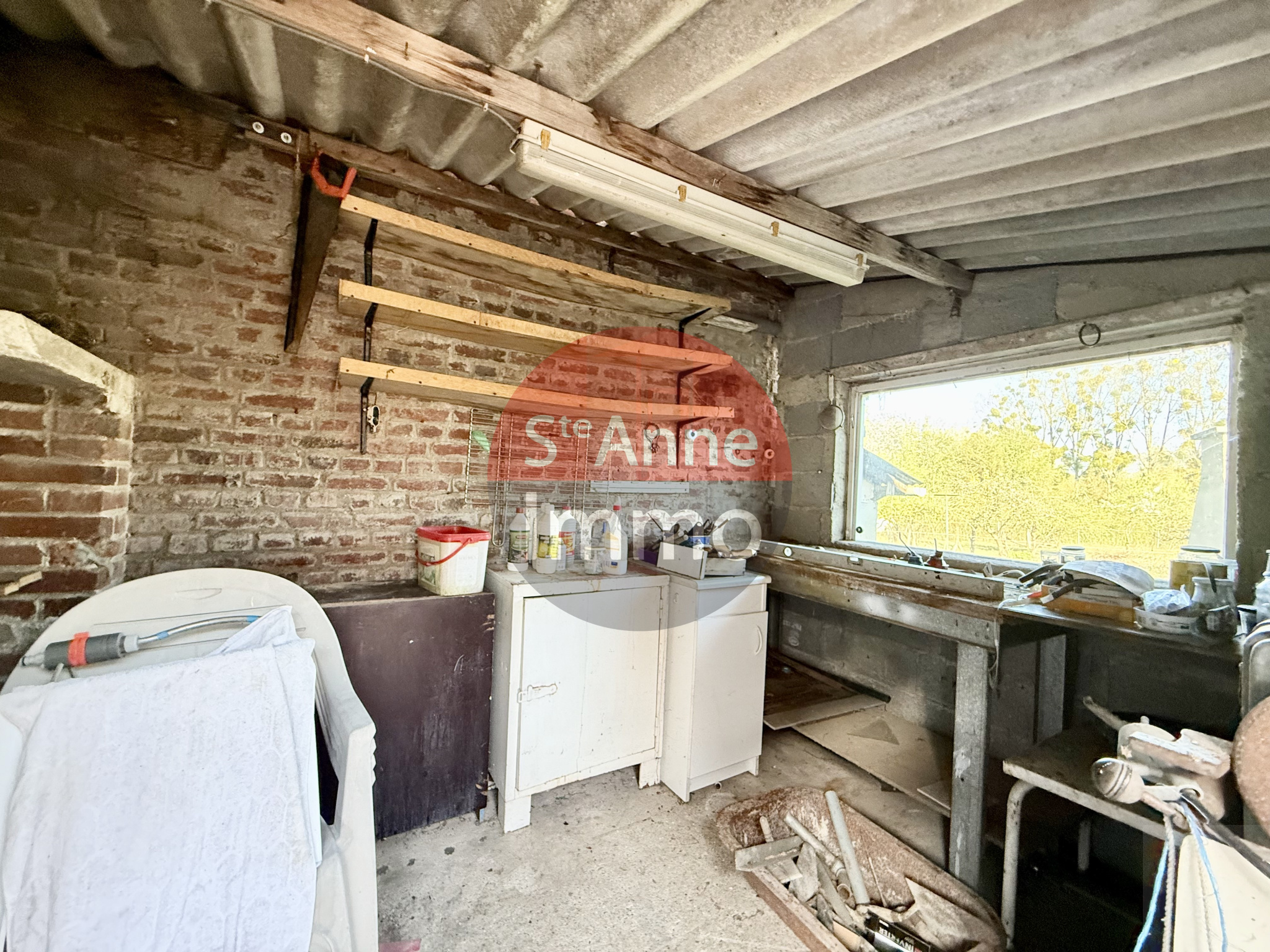 Immo80 – L'immobilier à Amiens et dans la Somme-ROYE – MAISON MITOYENNE – AUTONOMIE DE PLAIN PIED – 3 CHAMBRES – CAVE – TERRASSE – JARDIN – TRAVAUX