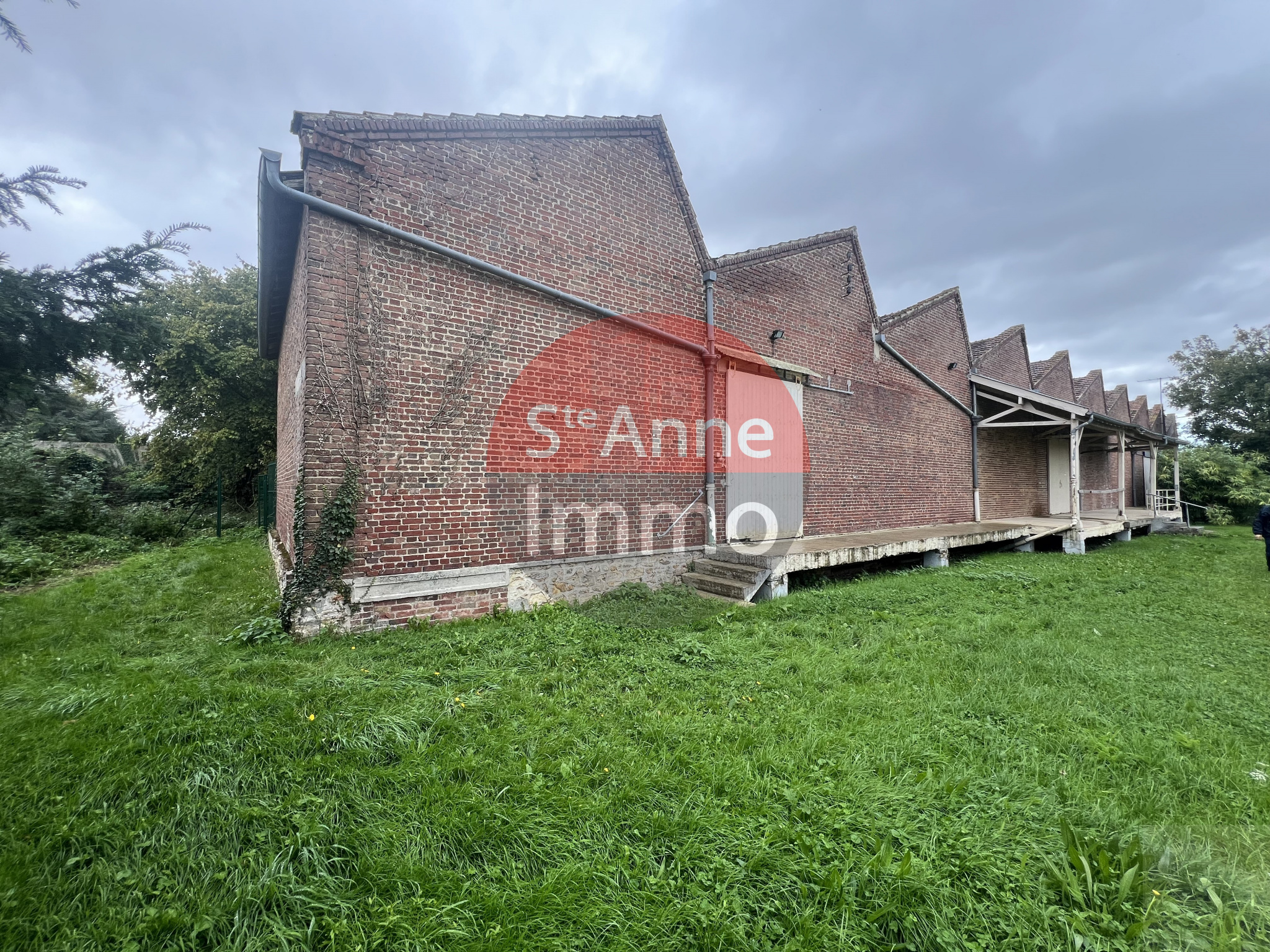 Immo80 – L'immobilier à Amiens et dans la Somme-ROSIERES EN SANTERRE – ENTREPOT DE 950 M2  – JARDIN