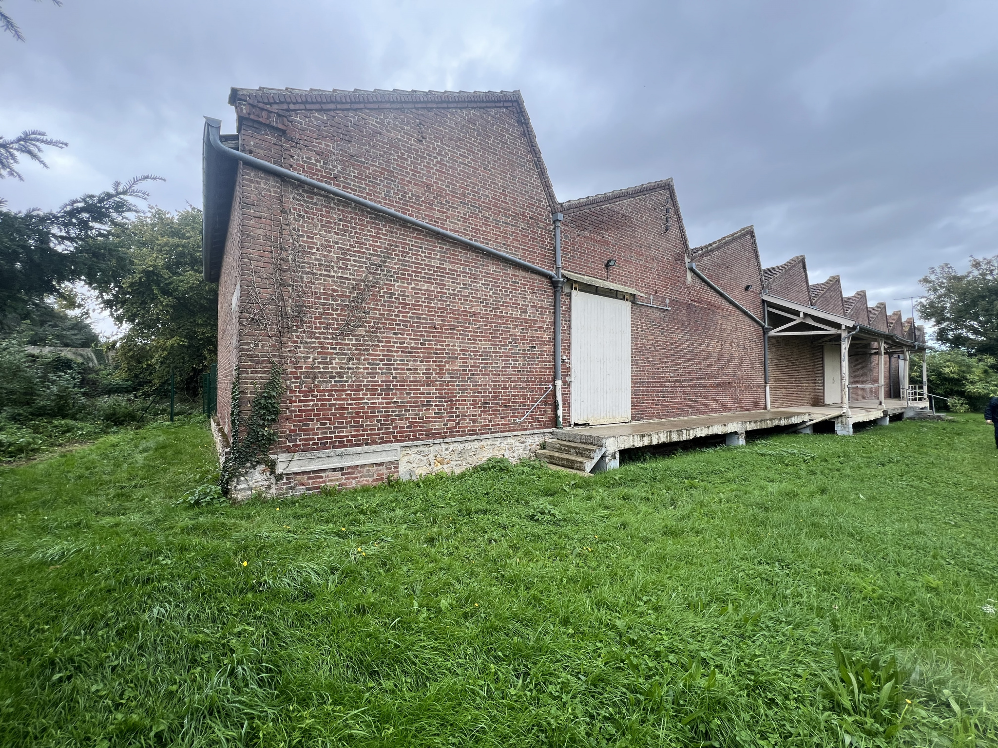 Immo80 – L'immobilier à Amiens et dans la Somme-ROSIERES EN SANTERRE – ENTREPOT DE 950 M2  – JARDIN