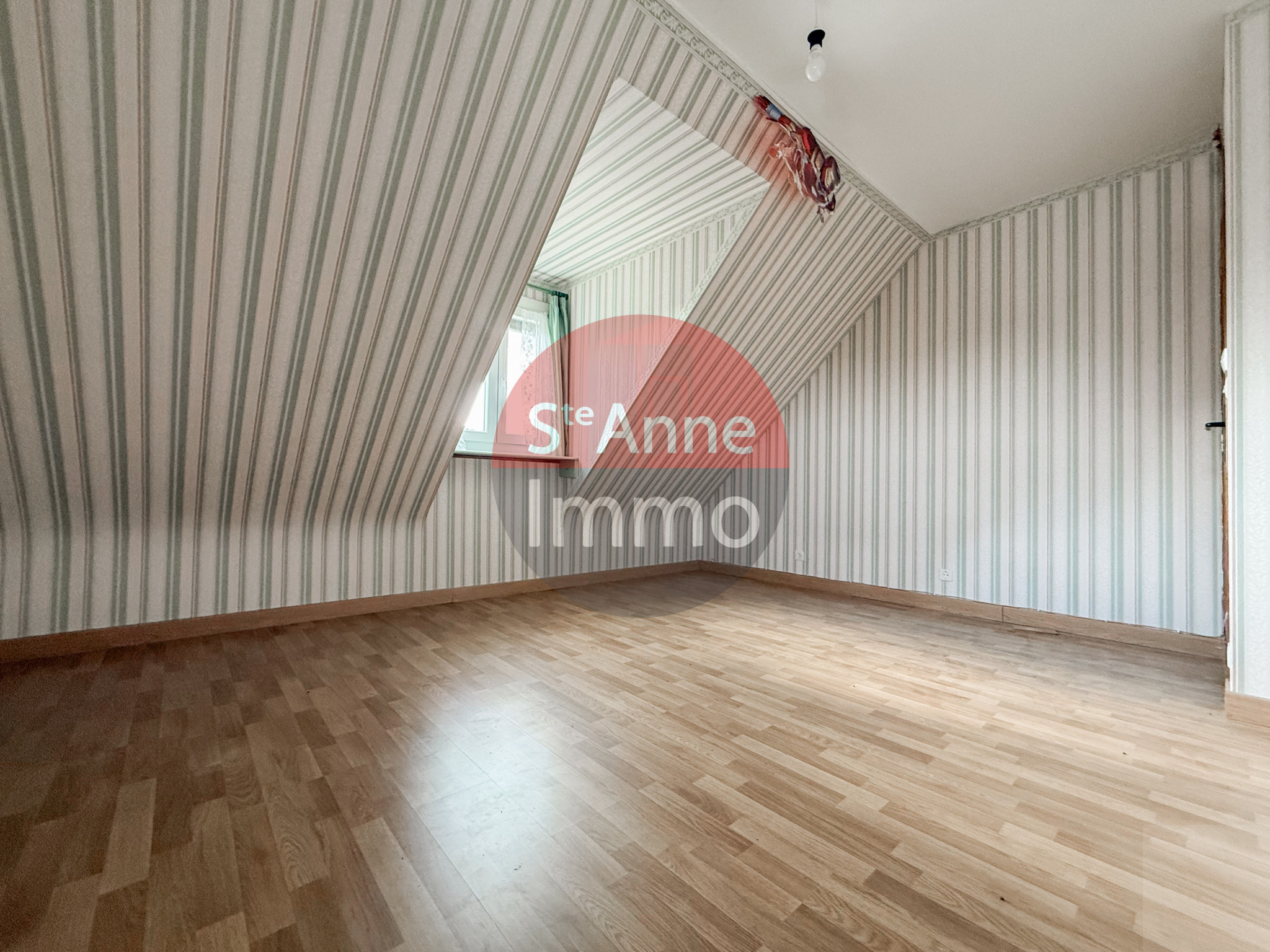 Immo80 – L'immobilier à Amiens et dans la Somme-PAVILLON INDIVIDUEL – AUTONOMIE DE PLAIN PIED – 4 CHAMBRES – VERANDA – SOUS SOL COMPLET – GARAGE – DEPENDANCES