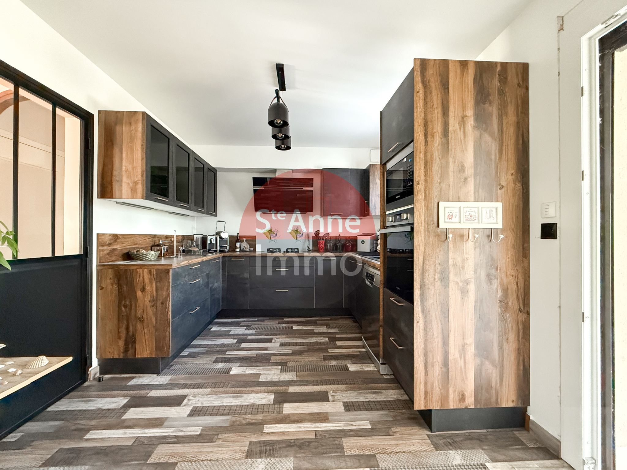 Immo80 – L'immobilier à Amiens et dans la Somme-PAVILLON INDIVIDUEL – AUTONOMIE DE PLAIN PIED – 4 CHAMBRES – VERANDA – SOUS SOL COMPLET – GARAGE – DEPENDANCES