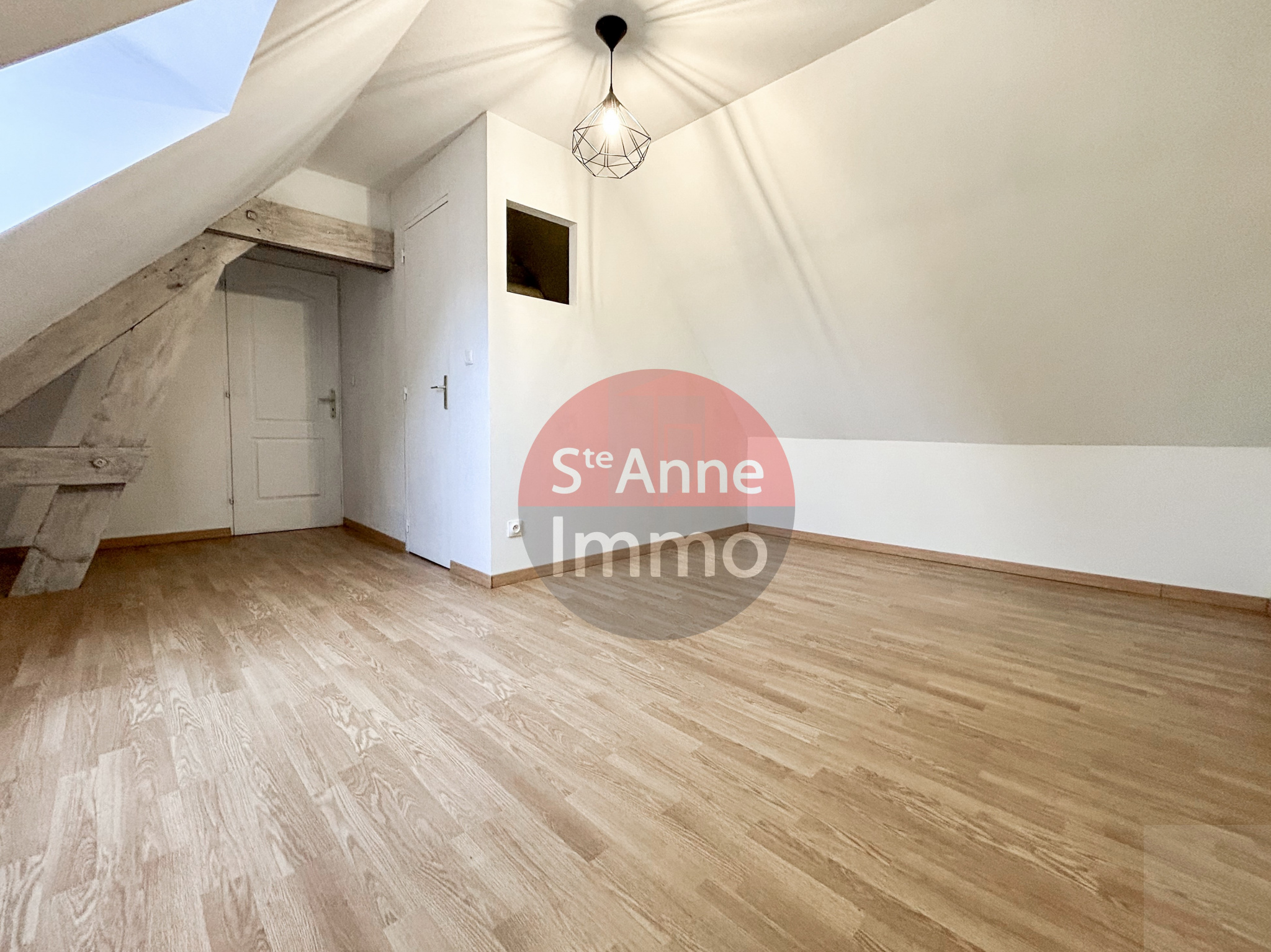 Immo80 – L'immobilier à Amiens et dans la Somme-HATTENCOURT – MAISON SEMI-MITOYENNE – AUTONOMIE DE PLAIN PIED – 4 CHAMBRES – COUR – JARDIN – CAVE