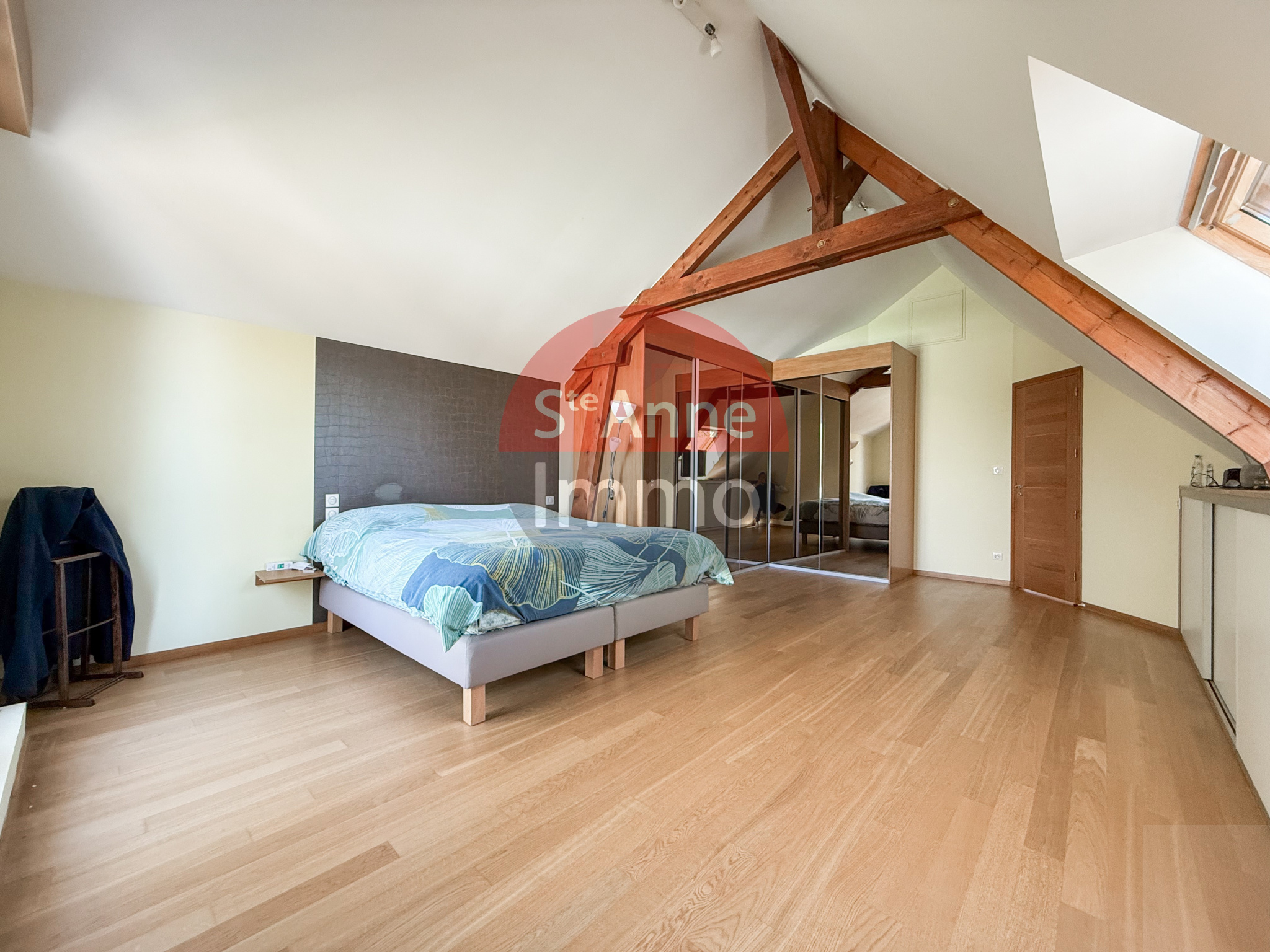 Immo80 – L'immobilier à Amiens et dans la Somme-ROYE – PAVILLON INDIVIDUEL – SOUS SOL COMPLET – AUTONOMIE DE PLAIN PIED – 4 CHAMBRES – GARAGE – JARDIN