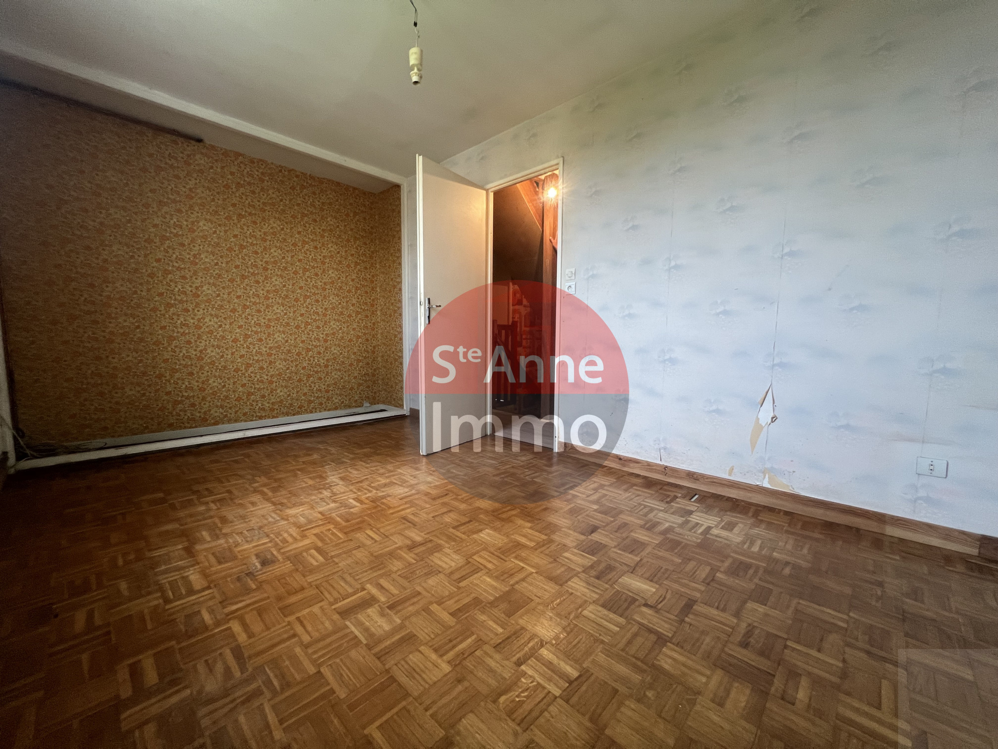 Immo80 – L'immobilier à Amiens et dans la Somme-MONTDIDIER – MAISON SEMI MITOYENNE – 4 CHAMBRES – GARAGE – JARDIN CLOS ET ARBORE