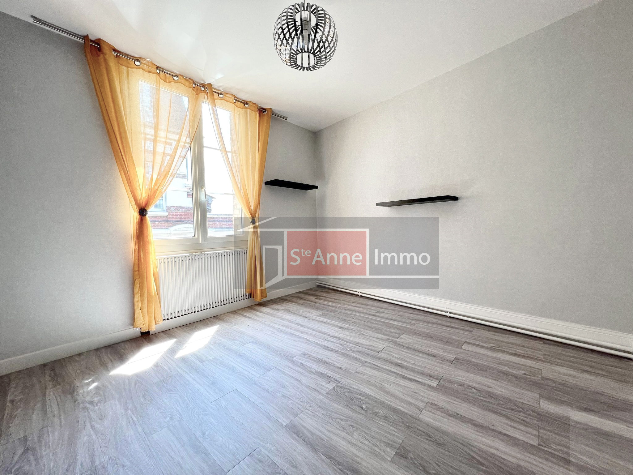 Immo80 – L'immobilier à Amiens et dans la Somme-BAISSE DE PRIX – MONTDIDIER –  MAISON D’HABITATION + LOCAL COMMERCIAL – 3 CHAMBRES