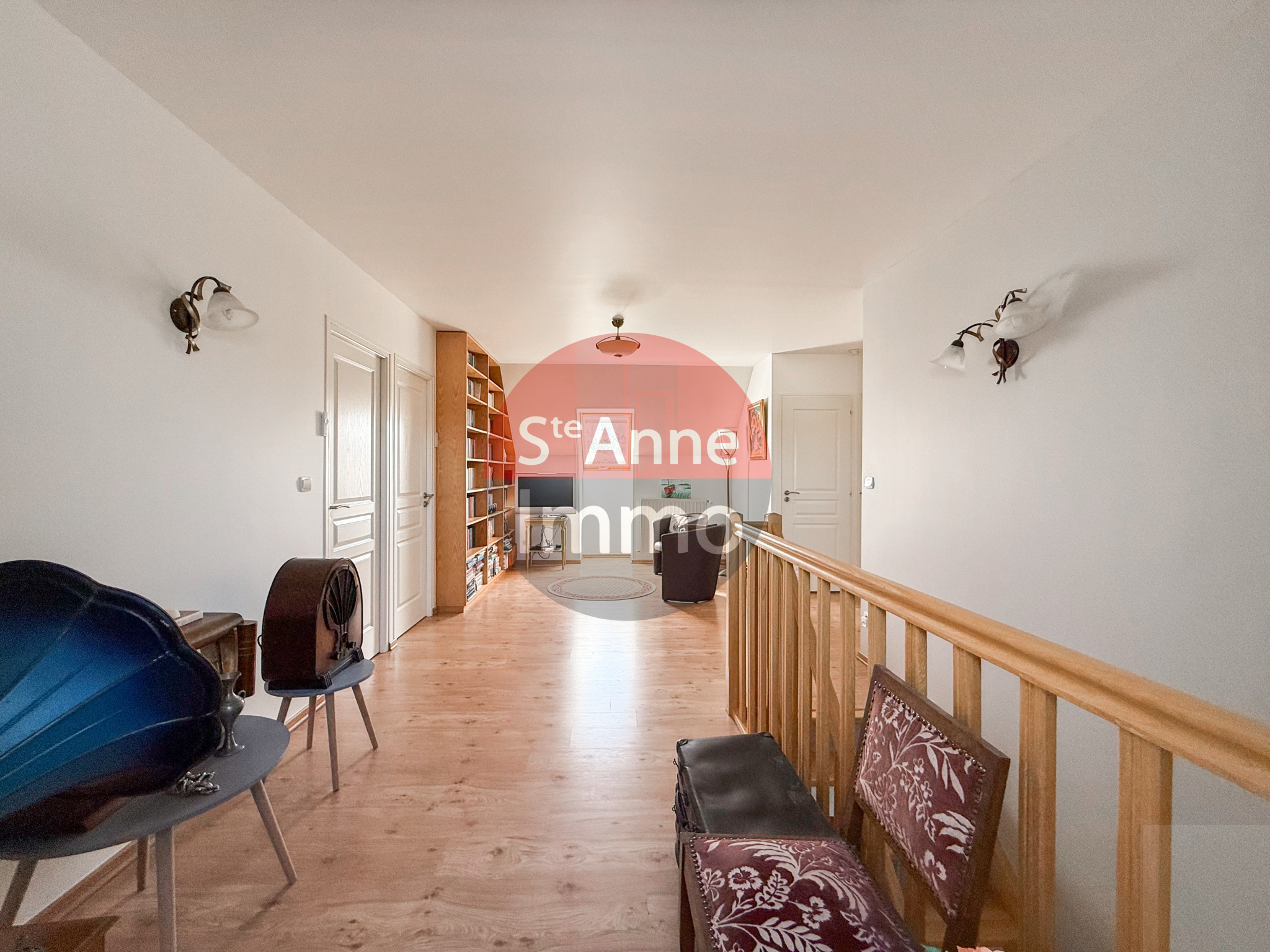 Immo80 – L'immobilier à Amiens et dans la Somme-ROYE – PAVILLON INDIVIDUEL – AUTONOMIE DE PLAIN PIED – 4 CHAMBRES – 1 BUREAU – GARAGE – JARDIN – TERRASSE