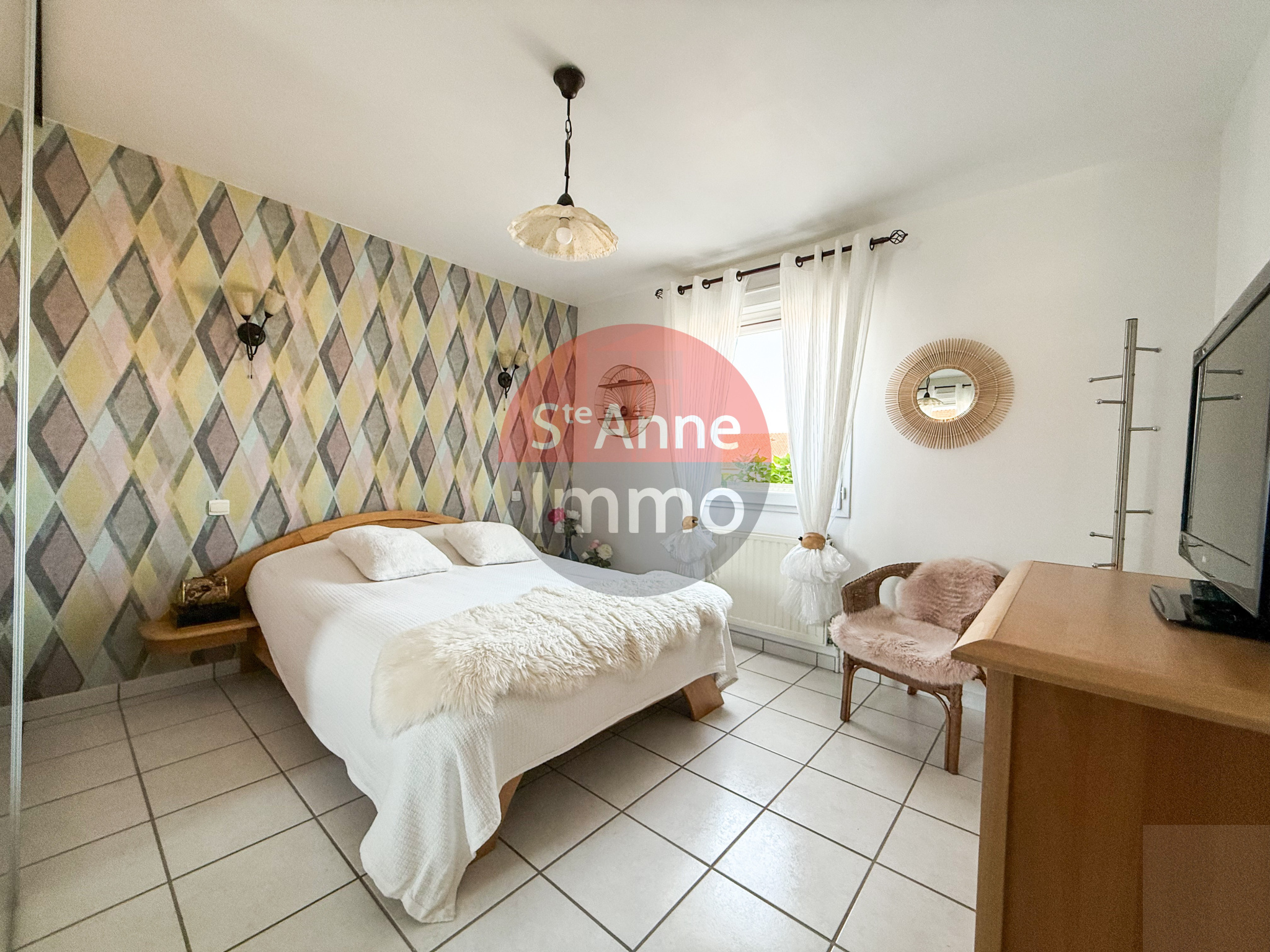Immo80 – L'immobilier à Amiens et dans la Somme-ROYE – PAVILLON INDIVIDUEL – AUTONOMIE DE PLAIN PIED – 4 CHAMBRES – 1 BUREAU – GARAGE – JARDIN – TERRASSE