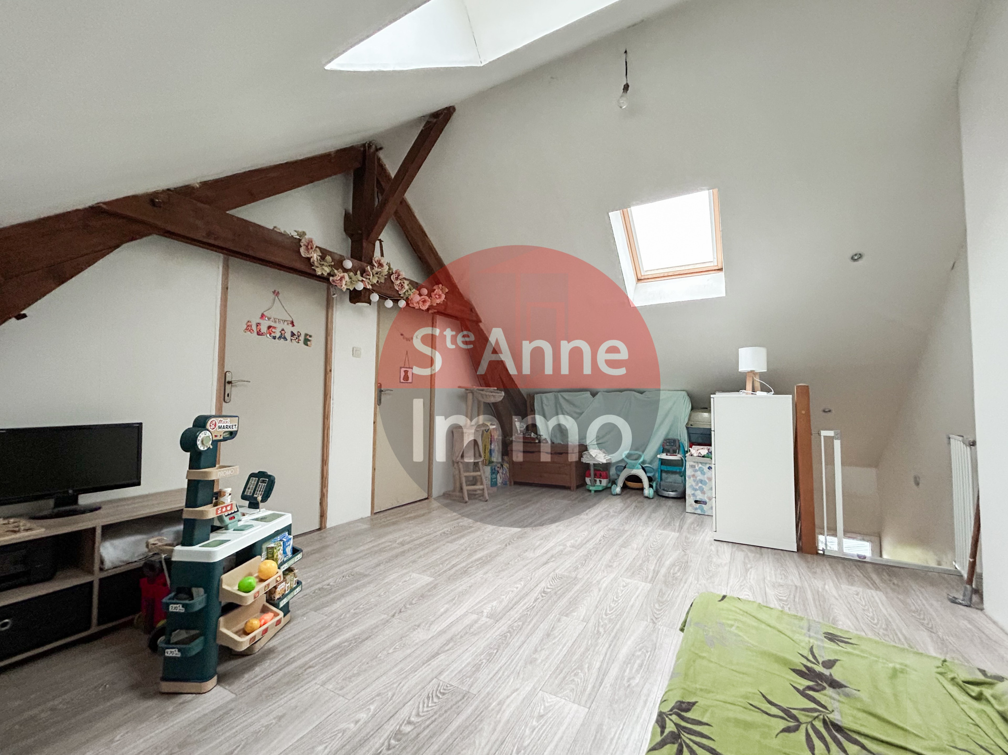 Immo80 – L'immobilier à Amiens et dans la Somme-MAUCOURT – MAISON INDIVIDUELLE – 4 CHAMBRES – COUR – JARDIN – TERRASSE – GARAGE – DEPENDANCES