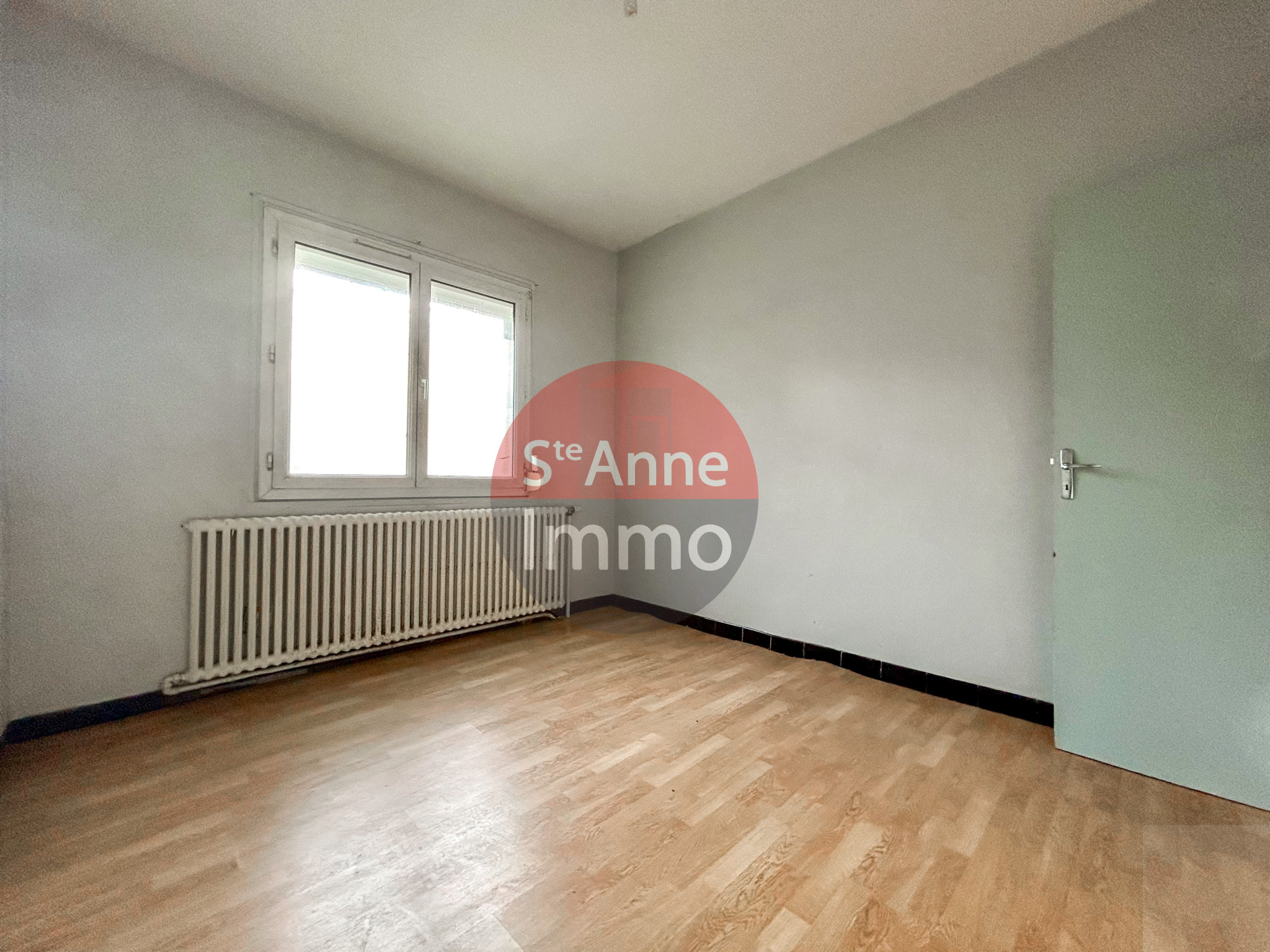 Immo80 – L'immobilier à Amiens et dans la Somme-ROYE – MAISON INDIVIDUELLE – ENSEMBLE IMMOBILIER – 5 CHAMBRES – COUR