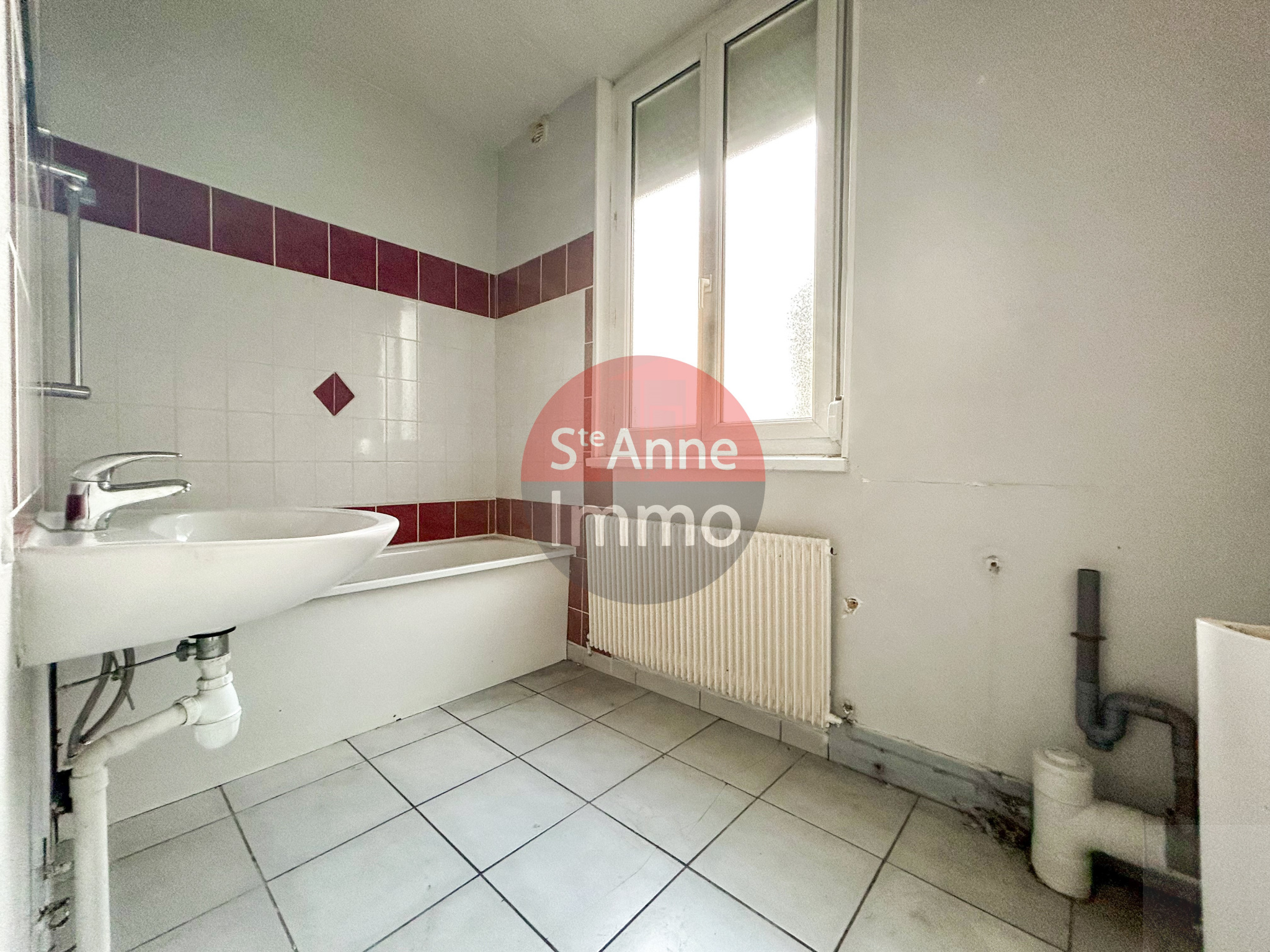 Immo80 – L'immobilier à Amiens et dans la Somme-ROYE – MAISON INDIVIDUELLE – ENSEMBLE IMMOBILIER – 5 CHAMBRES – COUR