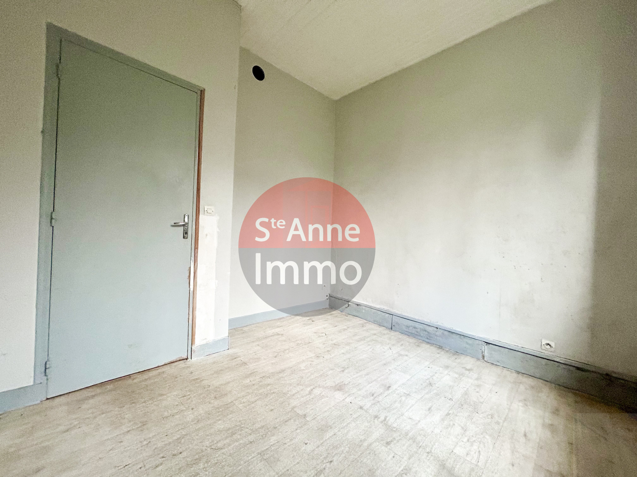 Immo80 – L'immobilier à Amiens et dans la Somme-ROYE – MAISON INDIVIDUELLE – ENSEMBLE IMMOBILIER – 5 CHAMBRES – COUR