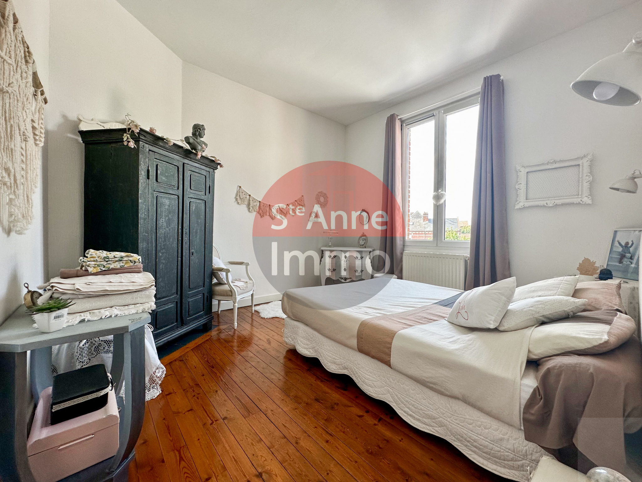 Immo80 – L'immobilier à Amiens et dans la Somme-ROYE – MAISON SEMI-MITOYENNE – 3 CHAMBRES – JARDIN – TERRASSE – CAVE