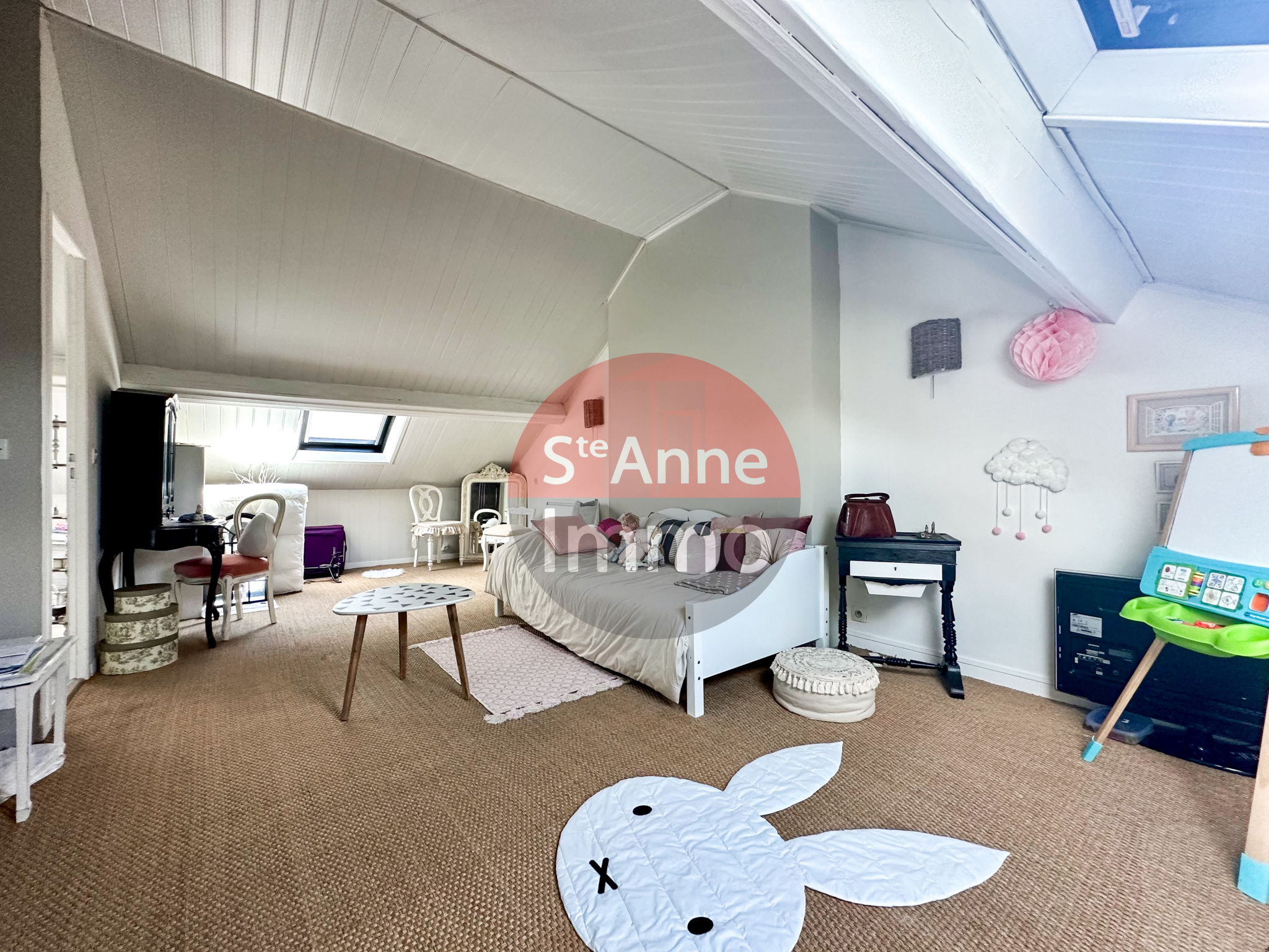 Immo80 – L'immobilier à Amiens et dans la Somme-ROYE – MAISON SEMI-MITOYENNE – 3 CHAMBRES – JARDIN – TERRASSE – CAVE