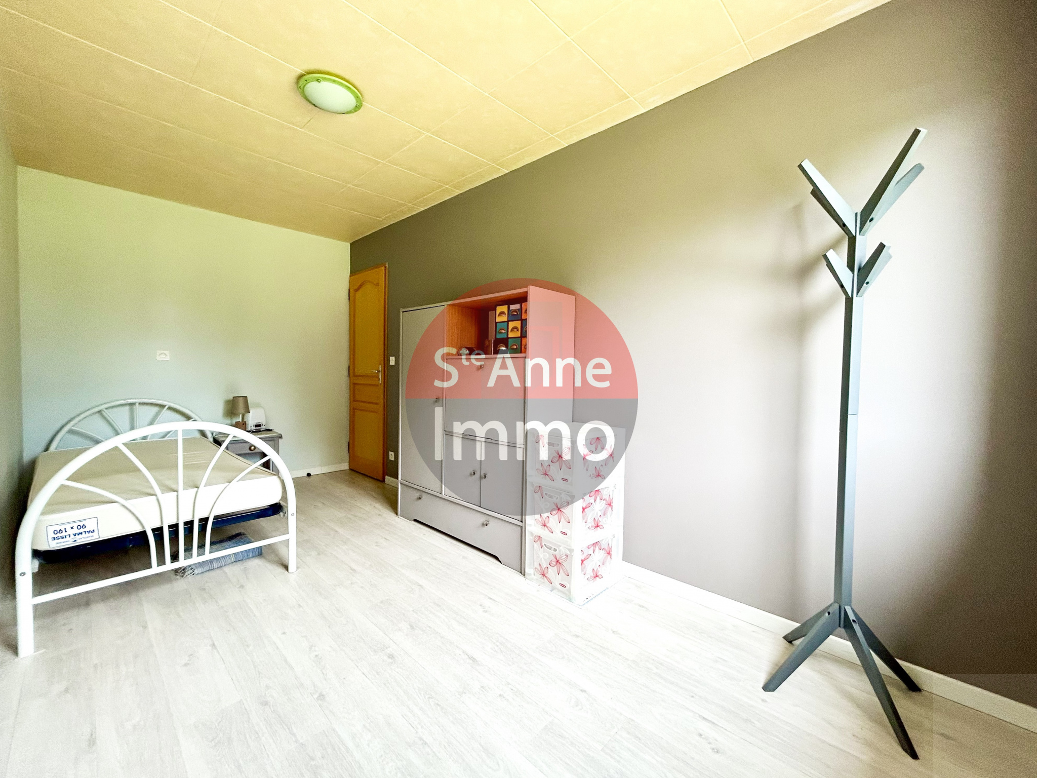 Immo80 – L'immobilier à Amiens et dans la Somme-ROYE – PAVILLON INDIVIDUEL ELEVE SUR SOUS SOL COMPLET – PLAIN-PIED – 3 CHAMBRES – JARDIN – GARAGE