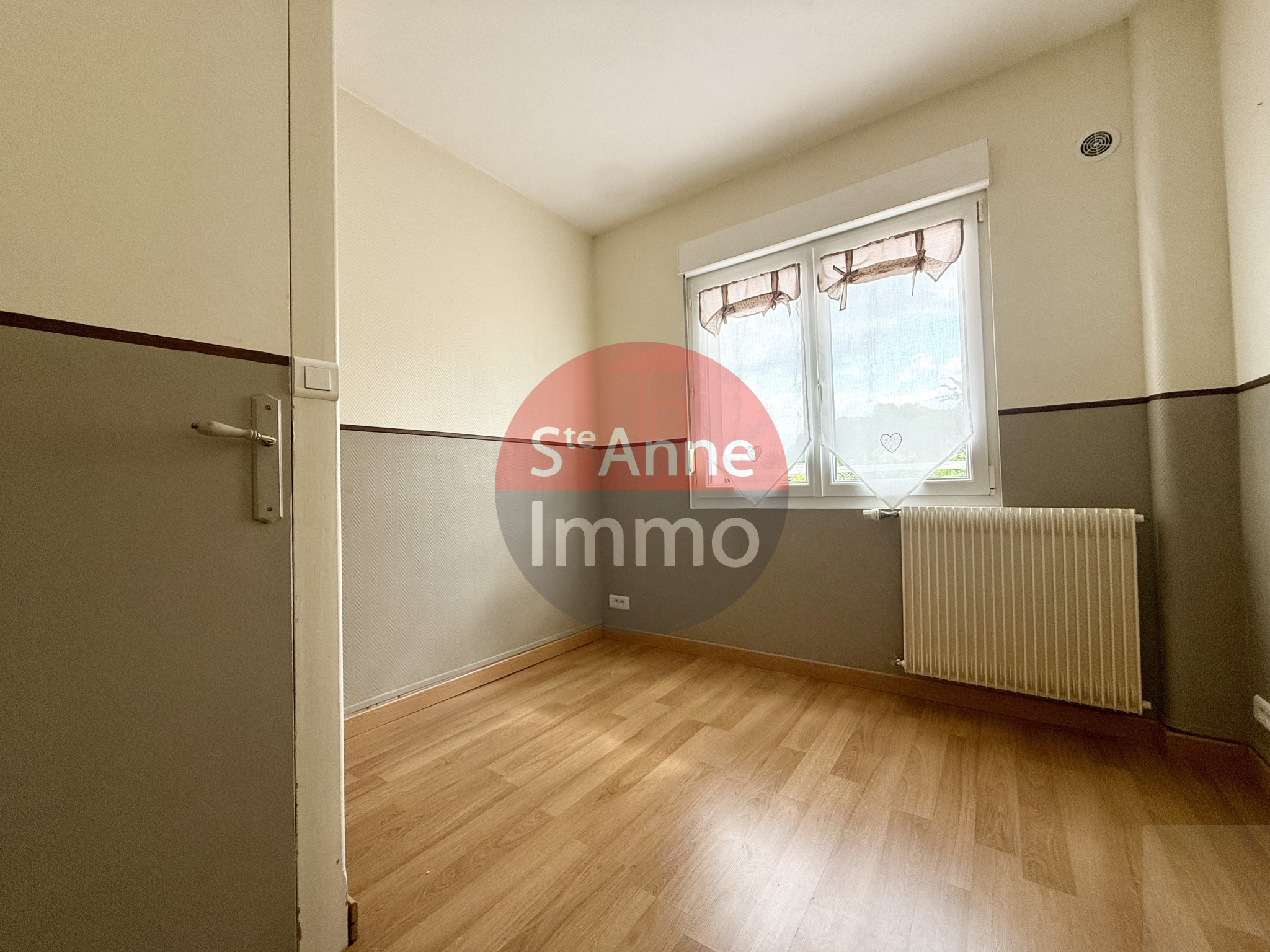 Immo80 – L'immobilier à Amiens et dans la Somme-AMIENS – QUARTIER VAL D’AVRE – MAISON SEMI MITOYENNE – 3 CHAMBRES – GARAGE – JARDIN – STATIONNEMENT PRIVATIF