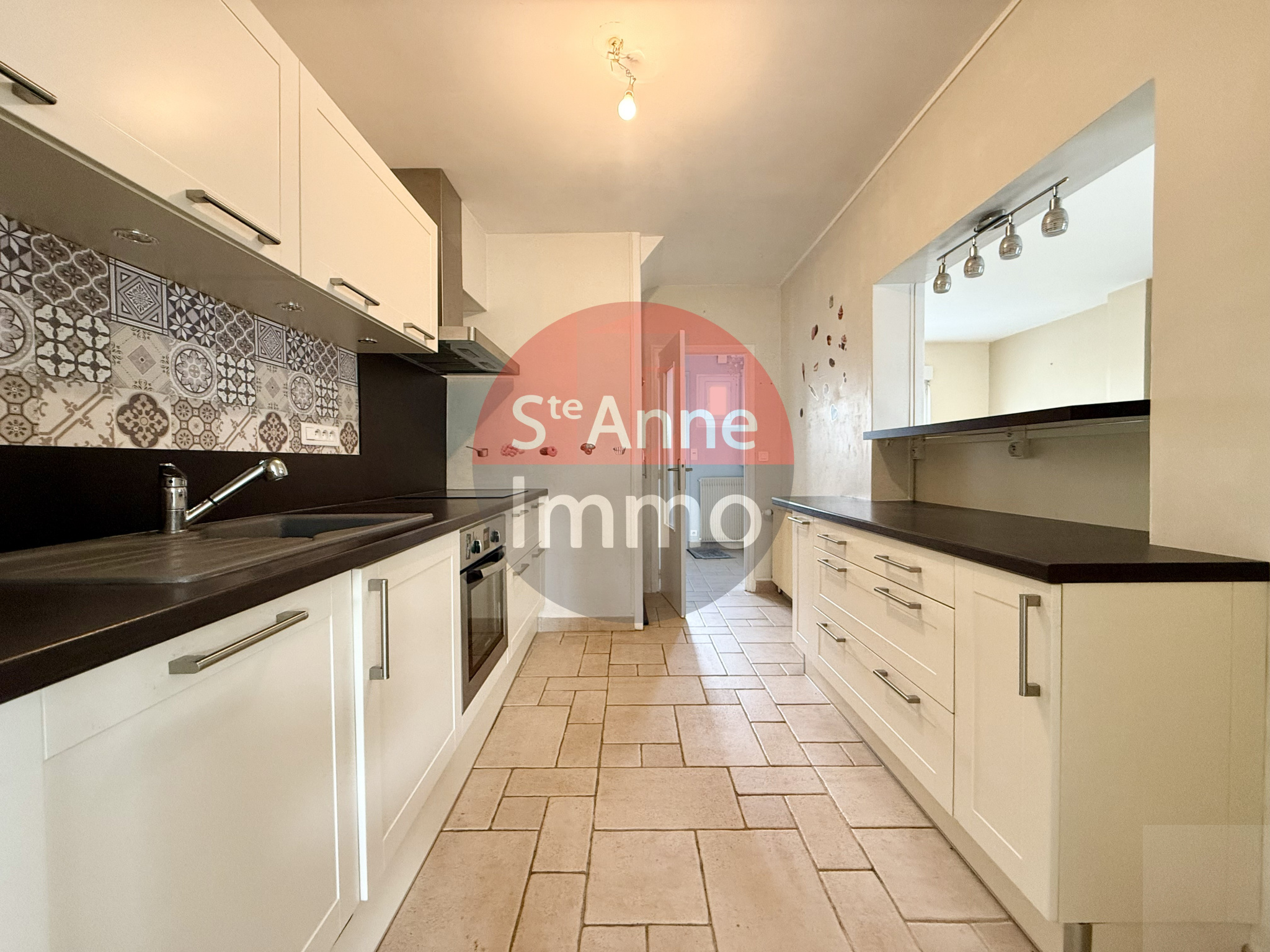 Immo80 – L'immobilier à Amiens et dans la Somme-AMIENS – QUARTIER VAL D’AVRE – MAISON SEMI MITOYENNE – 3 CHAMBRES – GARAGE – JARDIN – STATIONNEMENT PRIVATIF