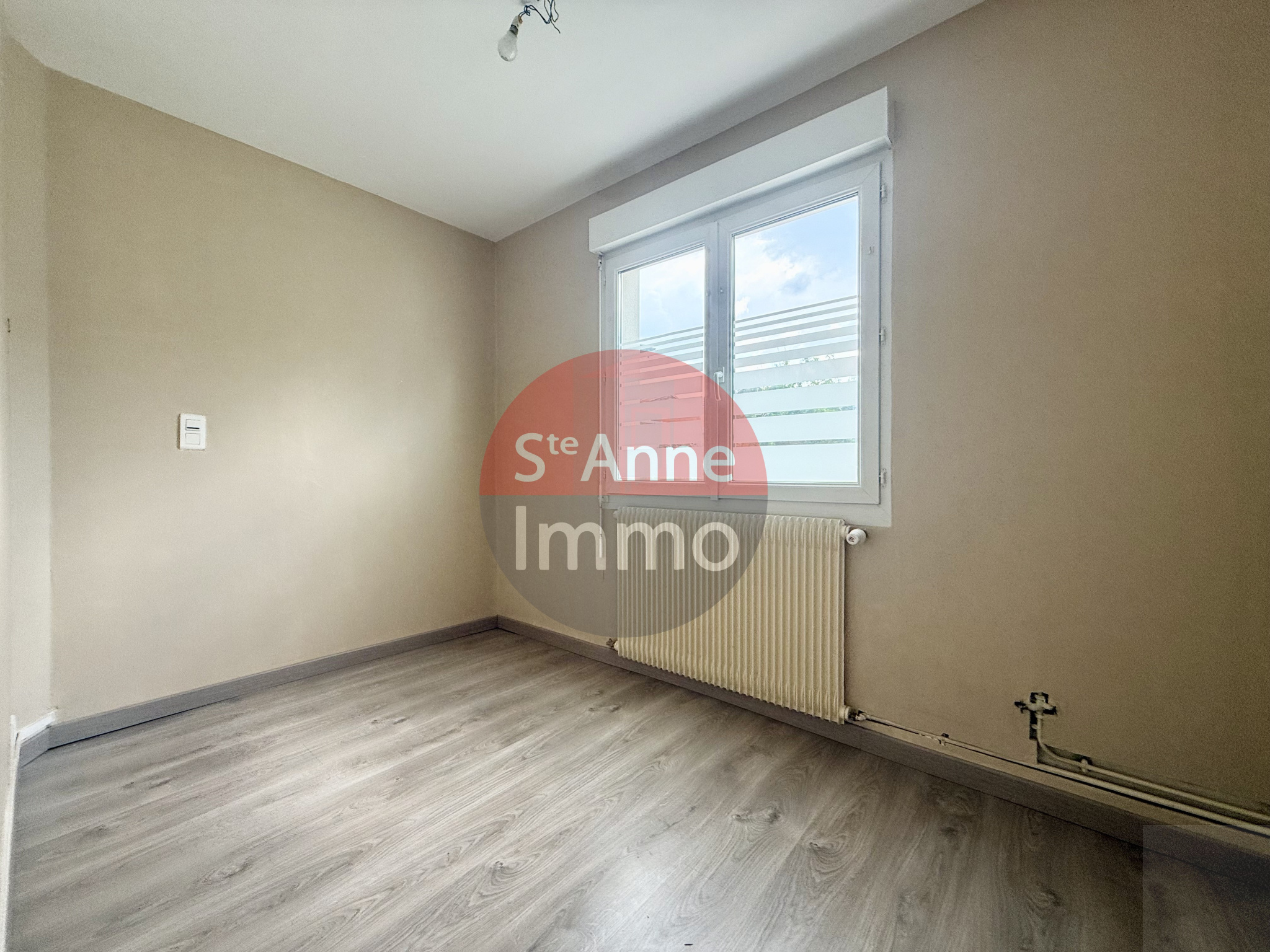 Immo80 – L'immobilier à Amiens et dans la Somme-AMIENS – QUARTIER VAL D’AVRE – MAISON SEMI MITOYENNE – 3 CHAMBRES – GARAGE – JARDIN – STATIONNEMENT PRIVATIF