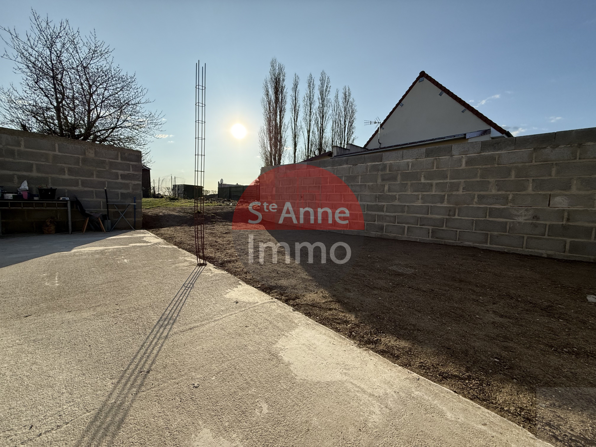 Immo80 – L'immobilier à Amiens et dans la Somme-FRESNOY EN CHAUSSEE – PAVILLON INDIVIDUEL AVEC ETAGE – 2 CHAMBRES – JARDIN – CABANON