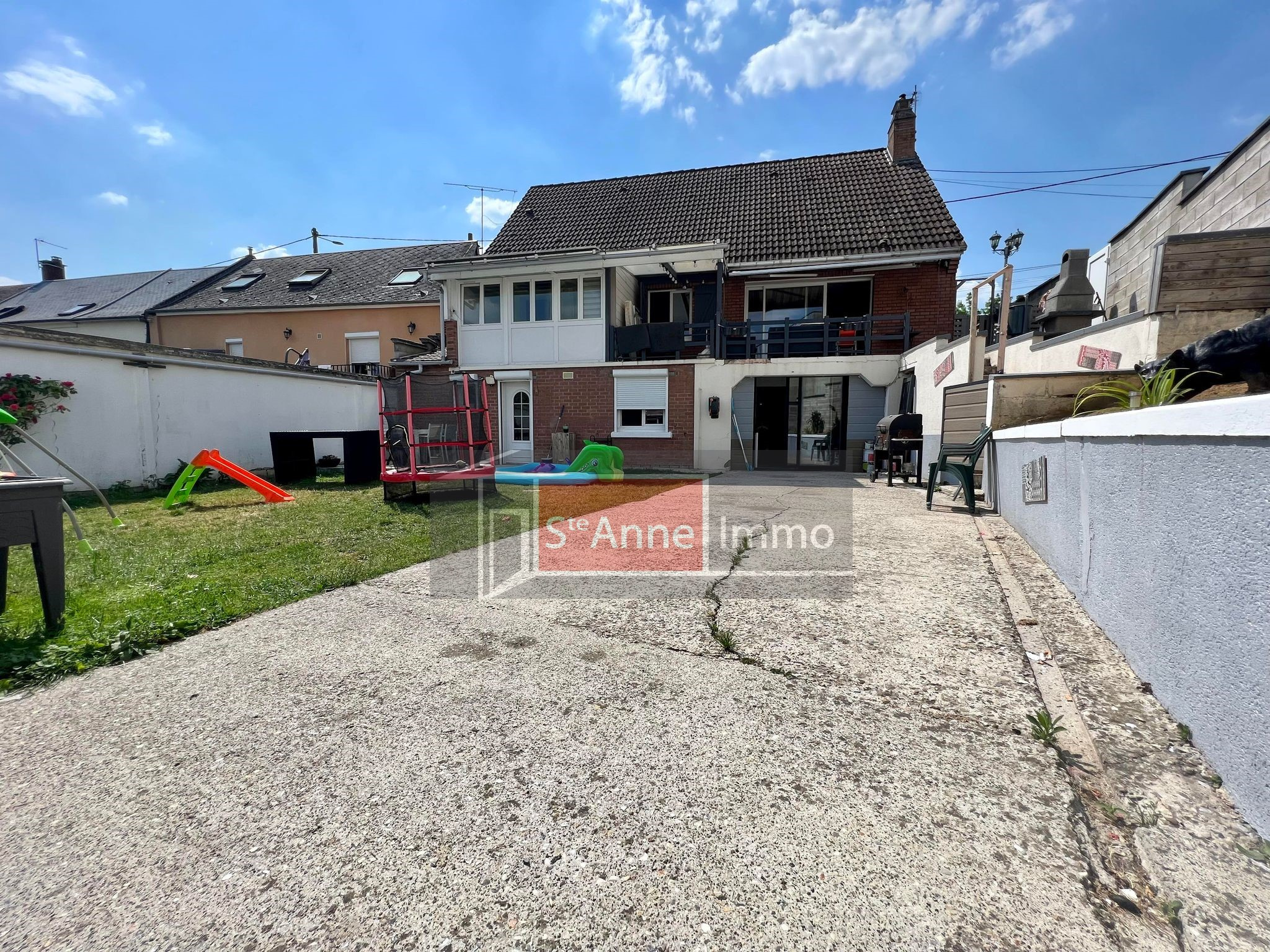 Immo80 – L'immobilier à Amiens et dans la Somme-CORBIE – PAVILLON DE PLAIN PIED ELEVE SUR SOUS SOL COMPLET – JARDIN – 3 CHAMBRES – GARAGE