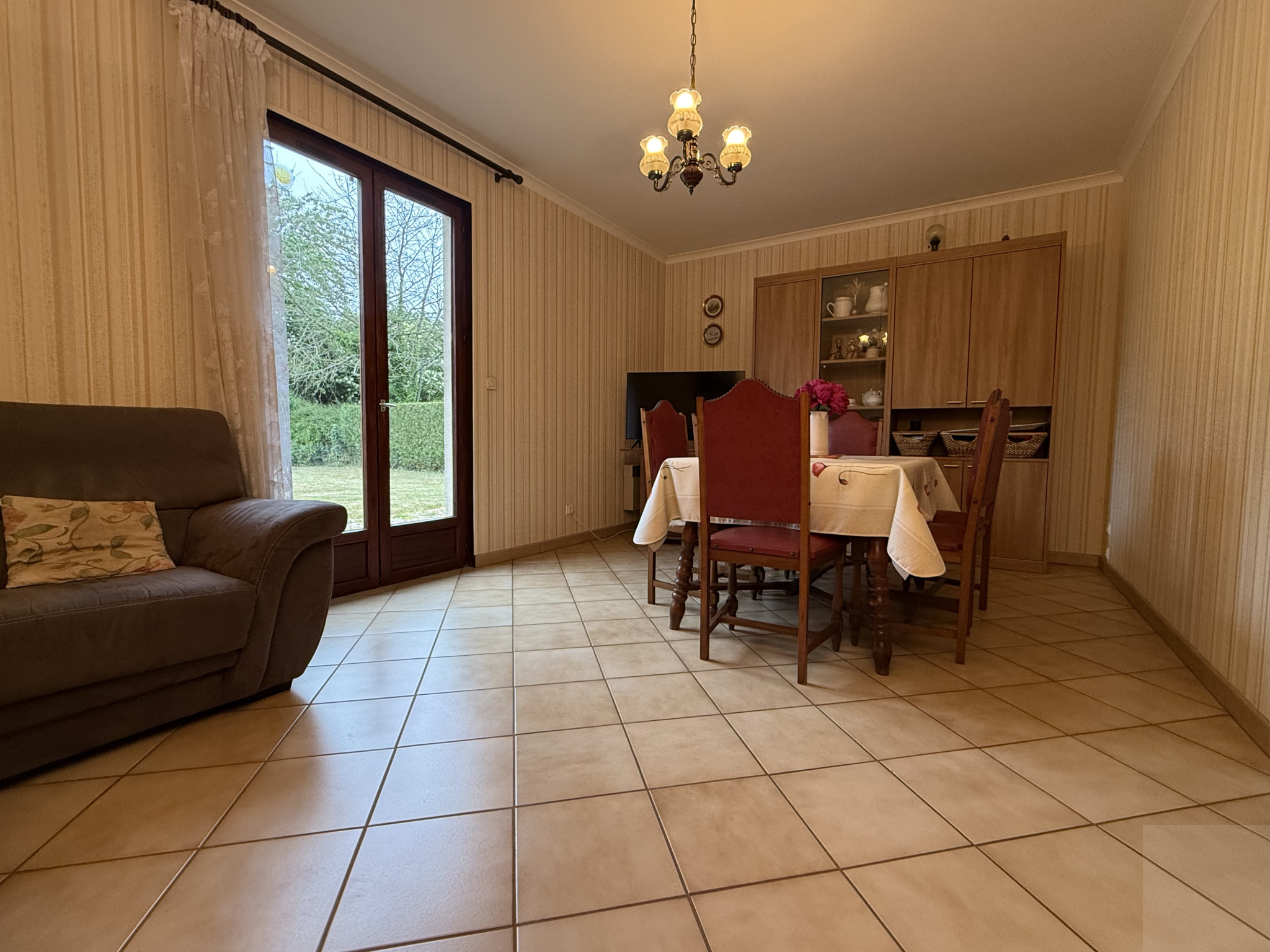 Immo80 – L'immobilier à Amiens et dans la Somme-HANGEST EN SANTERRE – PAVILLON INDIVIDUEL DE PLAIN PIED – 2 CHAMBRES – JARDIN – STATIONNEMENT PRIVATIF