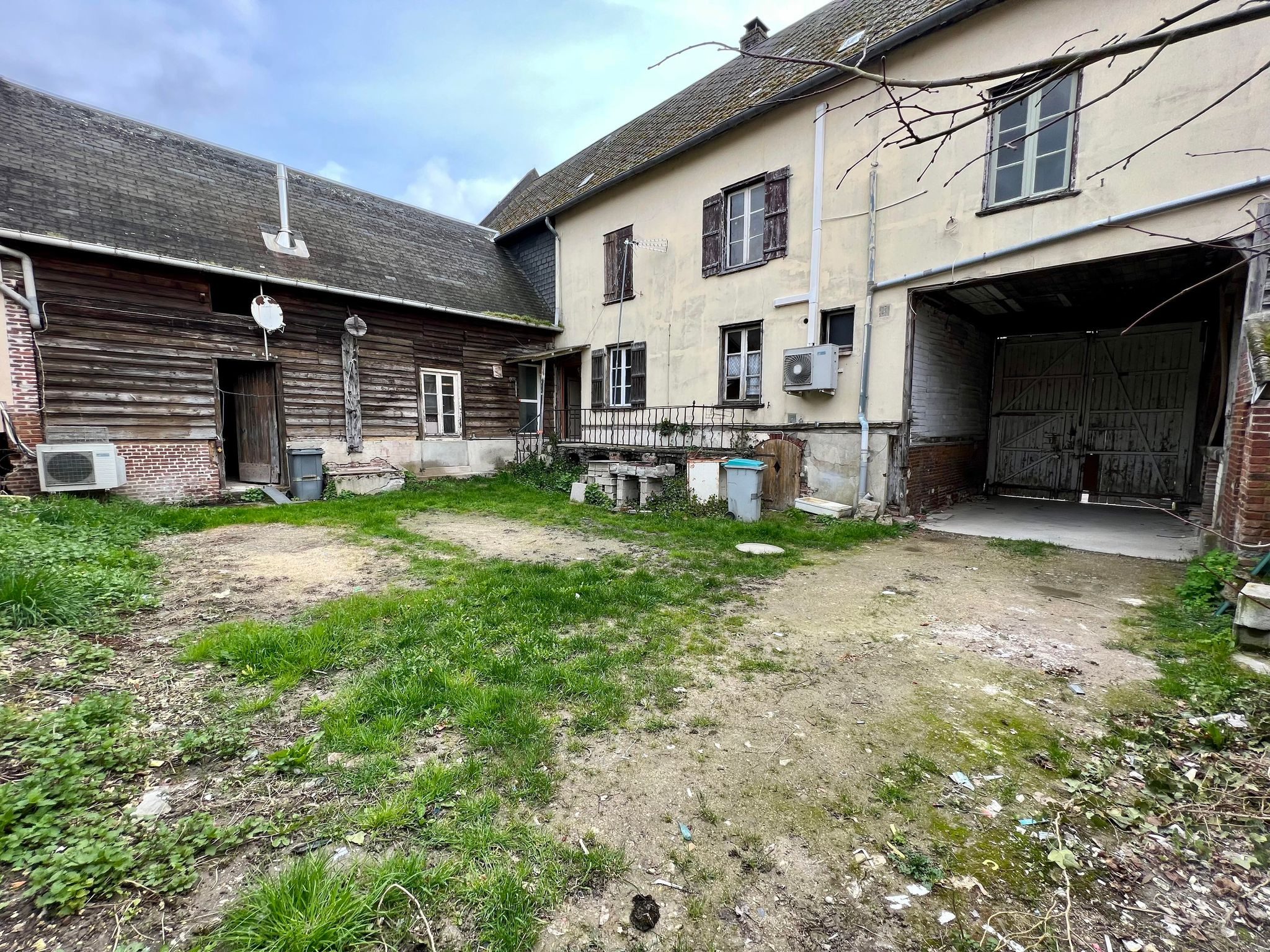 Immo80 – L'immobilier à Amiens et dans la Somme-DAVENESCOURT – MAISON SEMI MITOYENNE – STATIONNEMENT PRIVATIF – DEPENDANCES – COUR