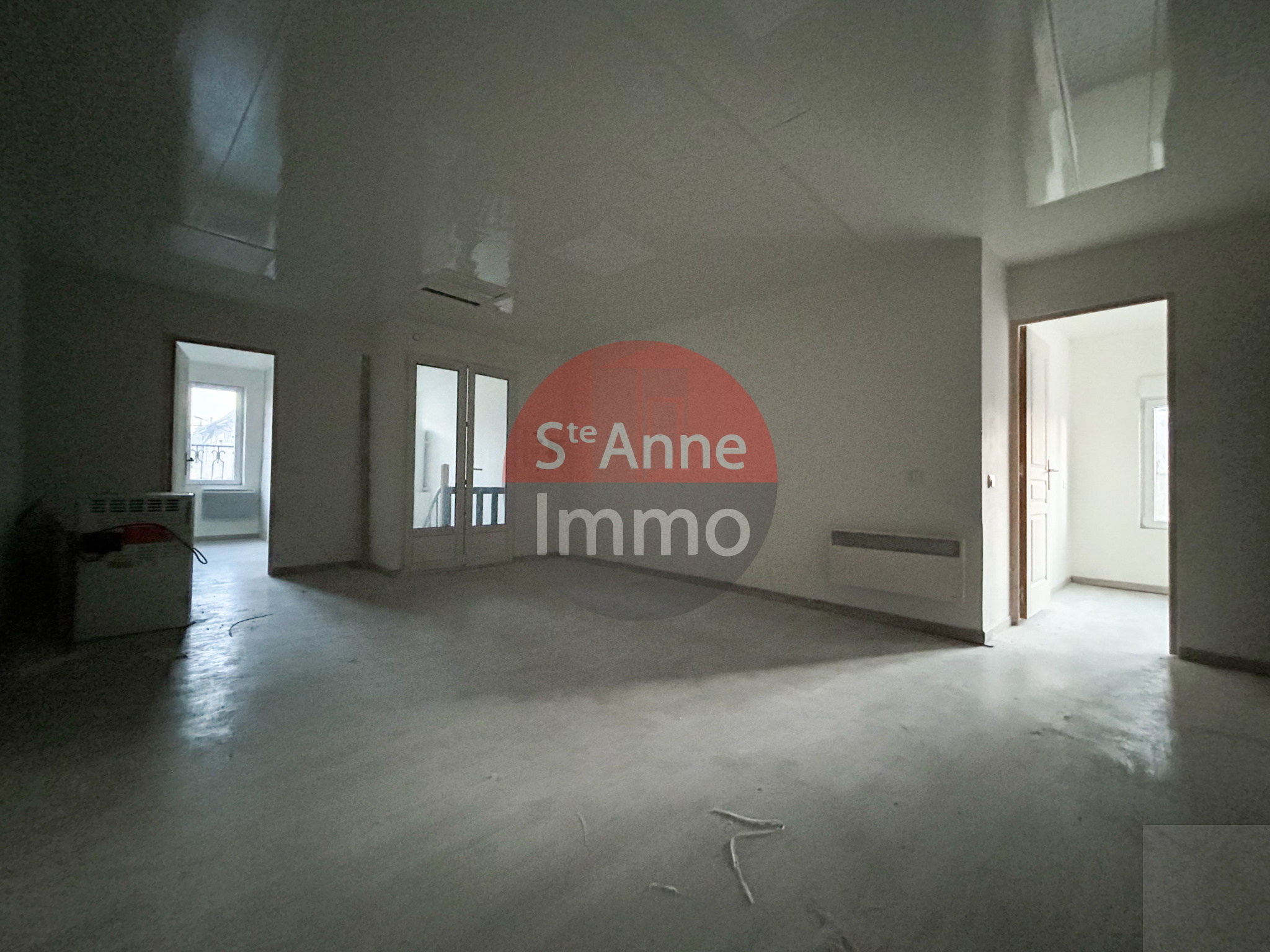 Immo80 – L'immobilier à Amiens et dans la Somme-ROYE – MAISON SEMI-MITOYENNE AVEC AUTONOMIE DE PLAIN PIED – 4 CHAMBRES