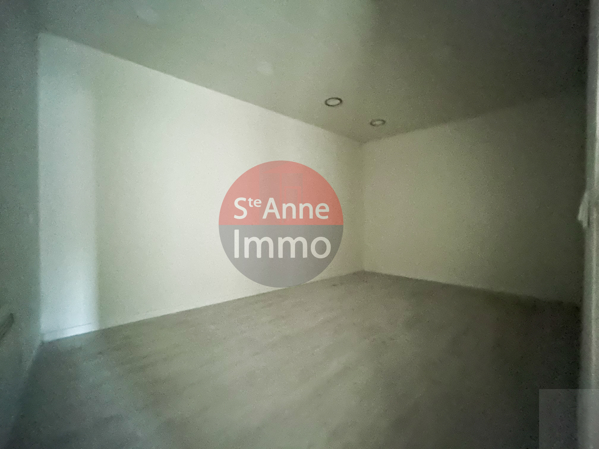 Immo80 – L'immobilier à Amiens et dans la Somme-ROYE – MAISON SEMI-MITOYENNE AVEC AUTONOMIE DE PLAIN PIED – 4 CHAMBRES