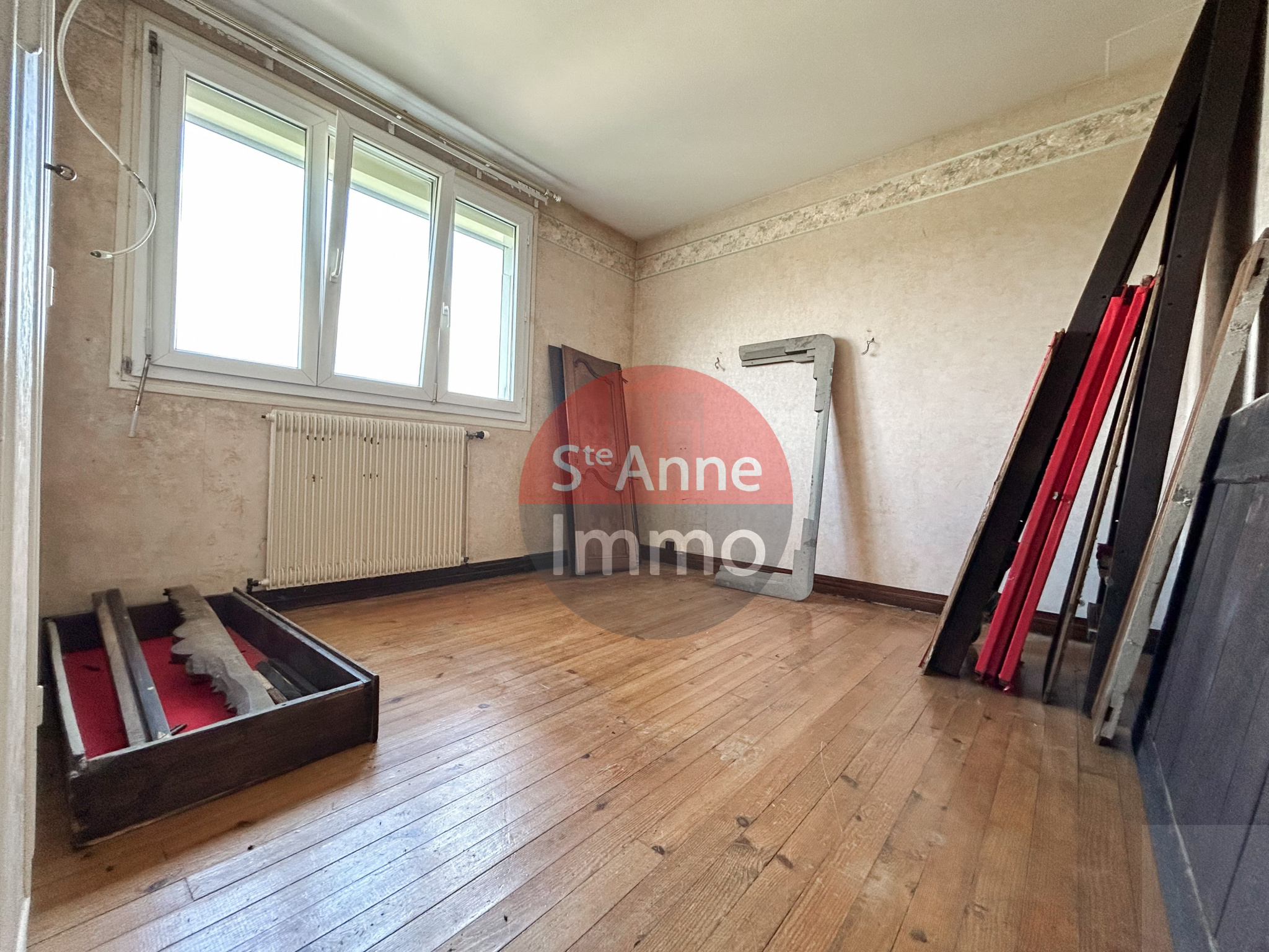 Immo80 – L'immobilier à Amiens et dans la Somme-HARBONNIERES – MAISON SEMI-MITOYENNE ELEVEE SUR SOUS-SOL COMPLET – 3 CHAMBRES – GARAGE – JARDIN – COUR