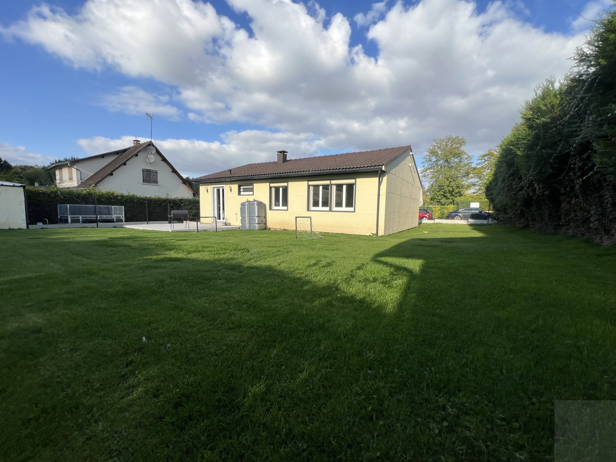 Immo80 – L'immobilier à Amiens et dans la Somme-THENNES – PAVILLON INDIVIDUEL DE PLAIN PIED – 4 CHAMBRES – DOUBLE GARAGE – PARKING – JARDIN