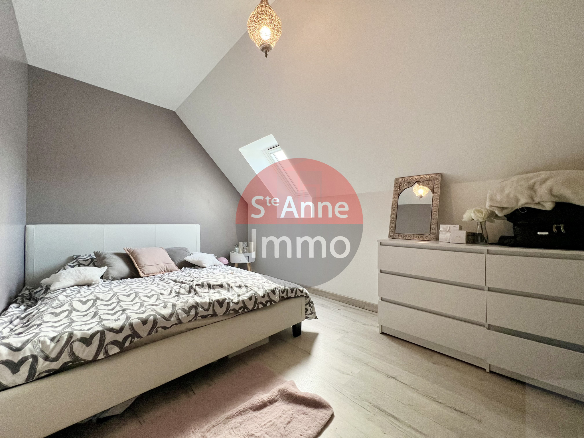 Immo80 – L'immobilier à Amiens et dans la Somme-AMIENS – QUARTIER SAINT ACHEUL – PAVILLON INDIVIDUEL DE PLAIN PIED AVEC ETAGE – JARDIN – STATIONNEMENT PRIVATI