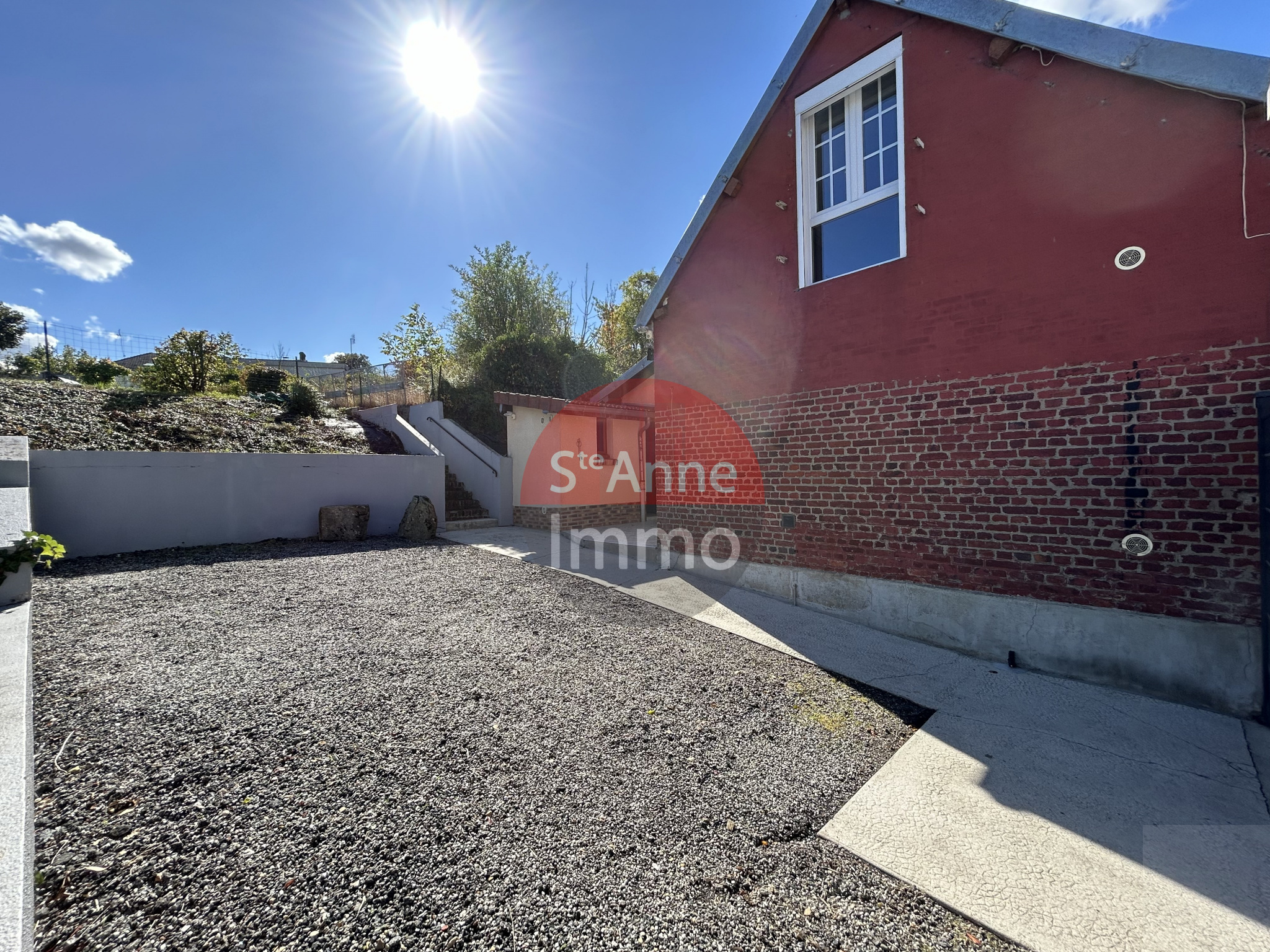 Immo80 – L'immobilier à Amiens et dans la Somme-ROYE – MAISON SEMI-MITOYENNE – 2 CHAMBRES – COUR – JARDIN – CAVE