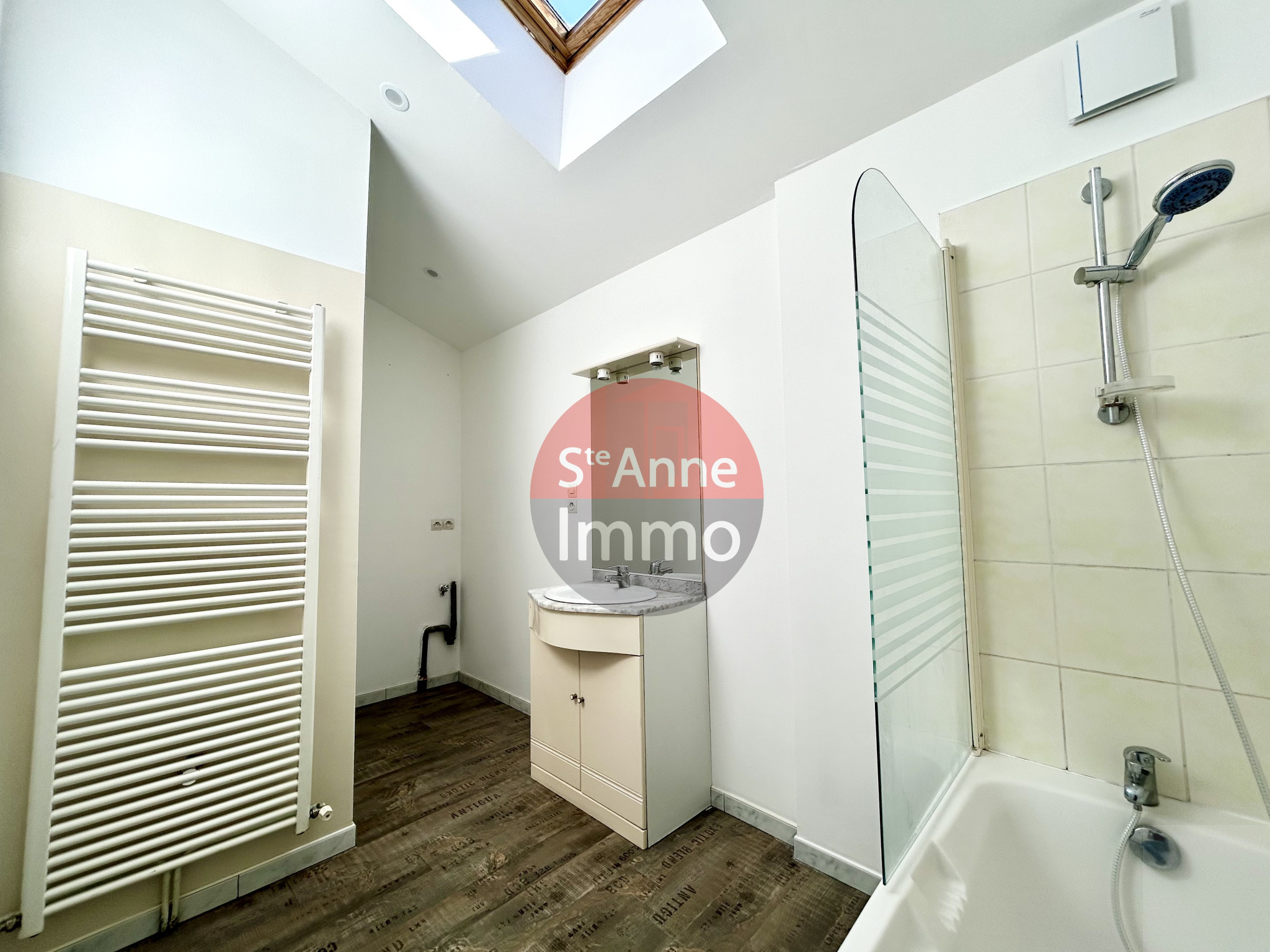 Immo80 – L'immobilier à Amiens et dans la Somme-ROYE – MAISON SEMI-MITOYENNE – 2 CHAMBRES – COUR – JARDIN – CAVE