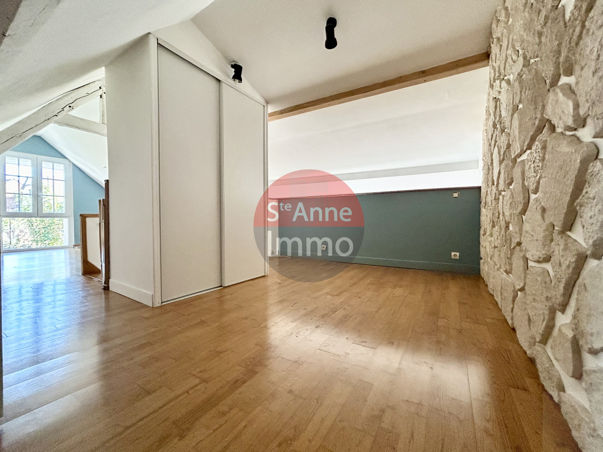 Immo80 – L'immobilier à Amiens et dans la Somme-ROYE – MAISON SEMI-MITOYENNE – 2 CHAMBRES – COUR – JARDIN – CAVE