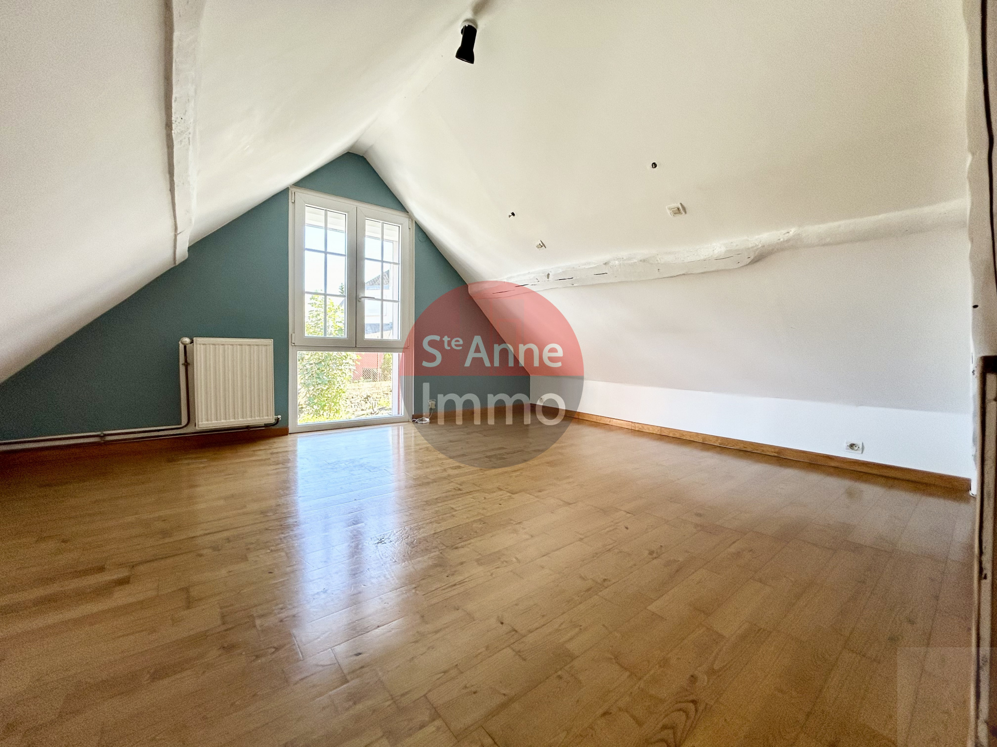 Immo80 – L'immobilier à Amiens et dans la Somme-ROYE – MAISON SEMI-MITOYENNE – 2 CHAMBRES – COUR – JARDIN – CAVE