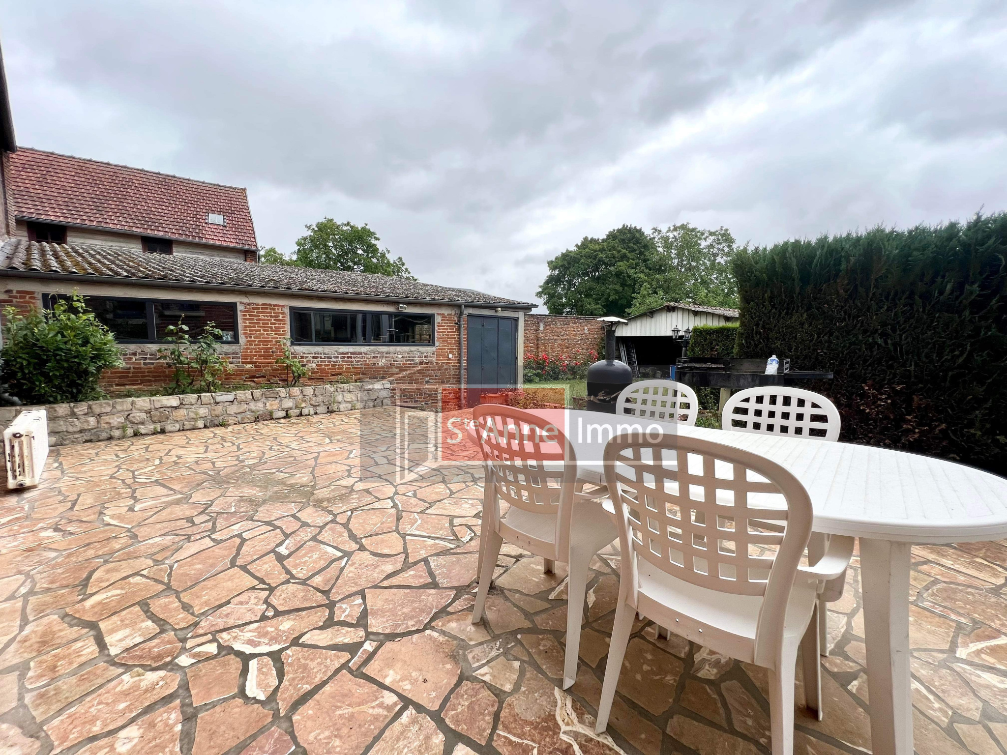 Immo80 – L'immobilier à Amiens et dans la Somme-BACOUEL – PAVILLON INDIVIDUEL AVEC ETAGES – 4 CHAMBRES – JARDIN – DEPENDANCES – QUADRUPLE GARAGES