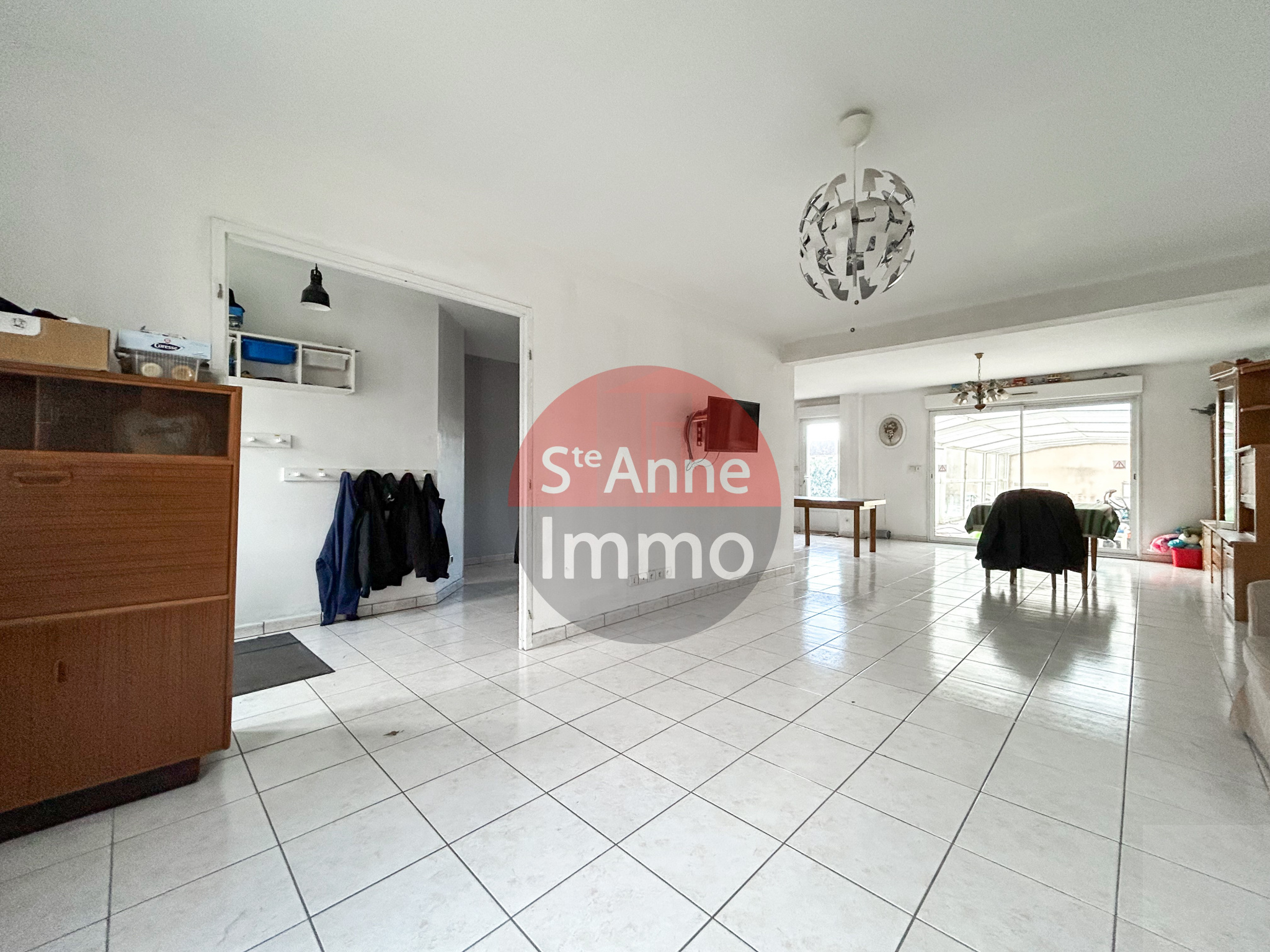 Immo80 – L'immobilier à Amiens et dans la Somme-ROSIERES-EN-SANTERRE – MAISON AVEC AUTONOMIE DE PLAIN PIED – 11 CHAMBRES – PISCINE COUVERTE – GARAGES – JARDIN