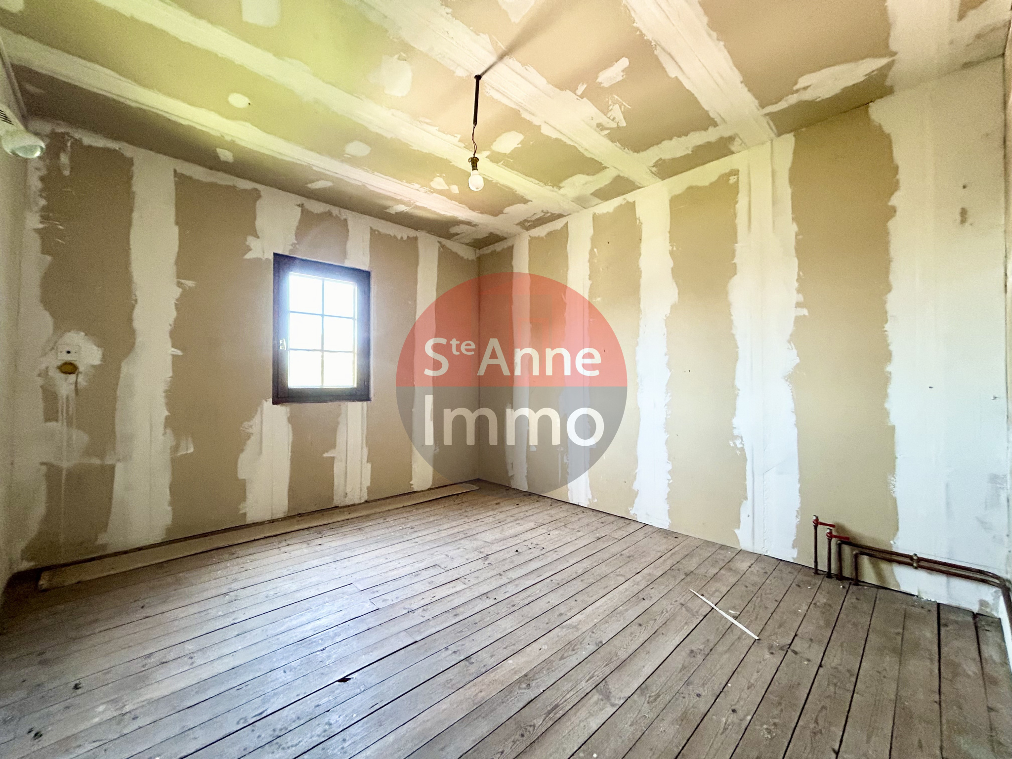 Immo80 – L'immobilier à Amiens et dans la Somme-NESLE – 120m2 – MAISON SEMI-MITOYENNE – 3 CHAMBRES – 1 BUREAU – SOUS SOL COMPLET – GARAGE – COUR – JARDIN – T