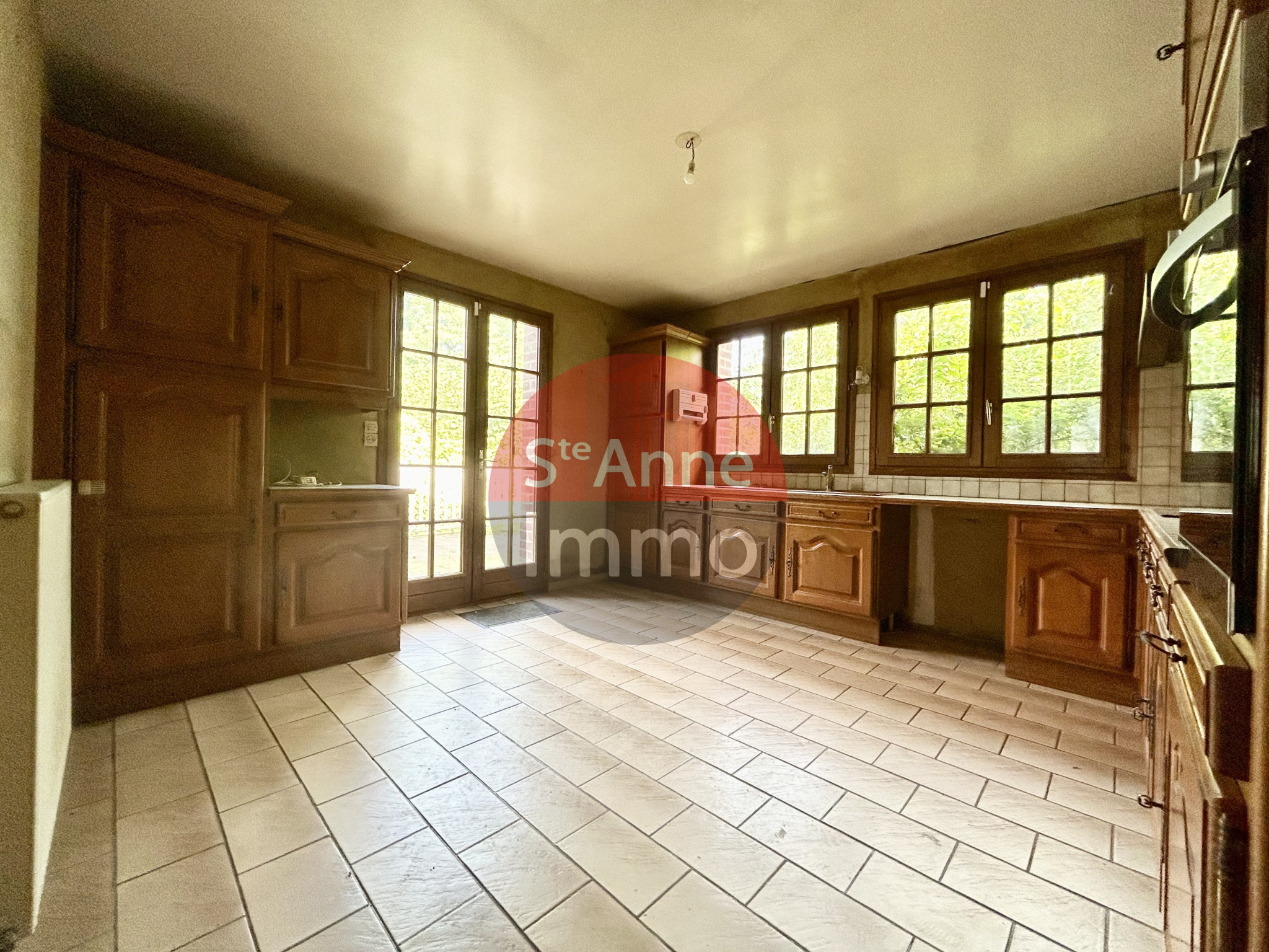 Immo80 – L'immobilier à Amiens et dans la Somme-NESLE – 120m2 – MAISON SEMI-MITOYENNE – 3 CHAMBRES – 1 BUREAU – SOUS SOL COMPLET – GARAGE – COUR – JARDIN – T