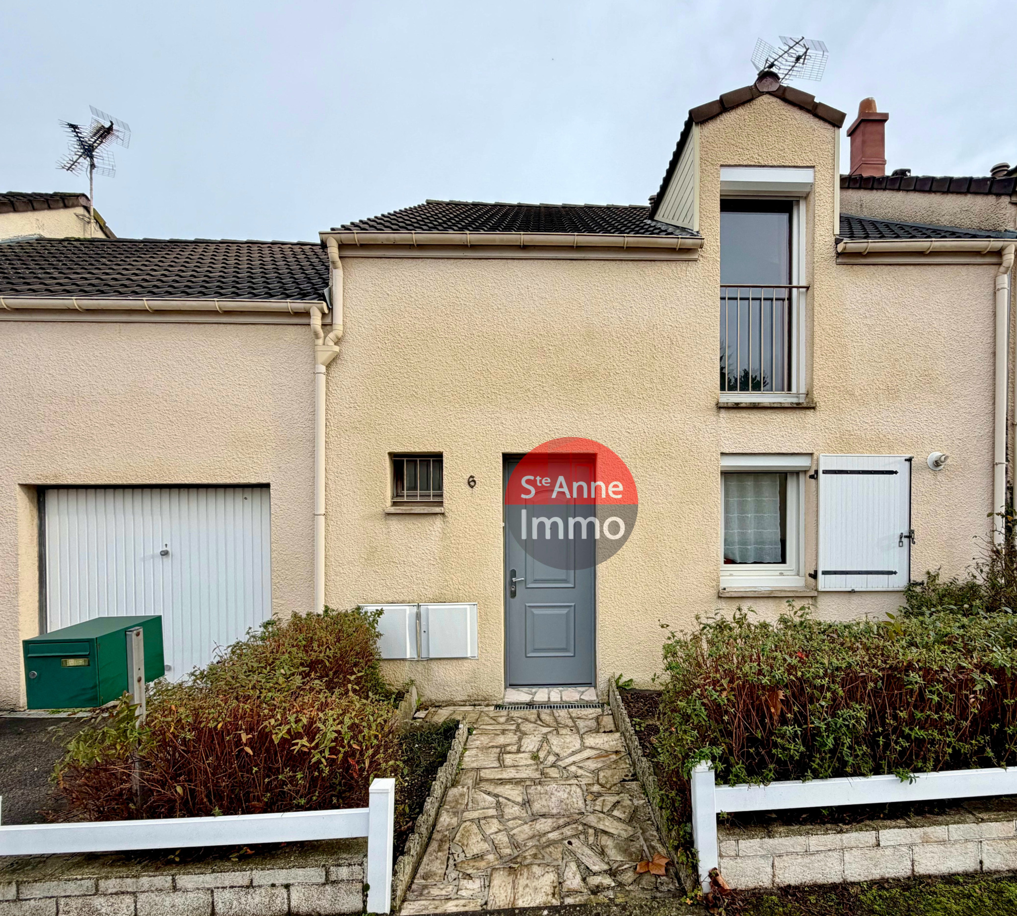 Immo80 – L'immobilier à Amiens et dans la Somme-AMIENS – QUARTIER VAL D&rsquo;AVRE – PAVILLON MITOYEN – 3 CHAMBRES – JARDIN – TERRASSE – GARAGE